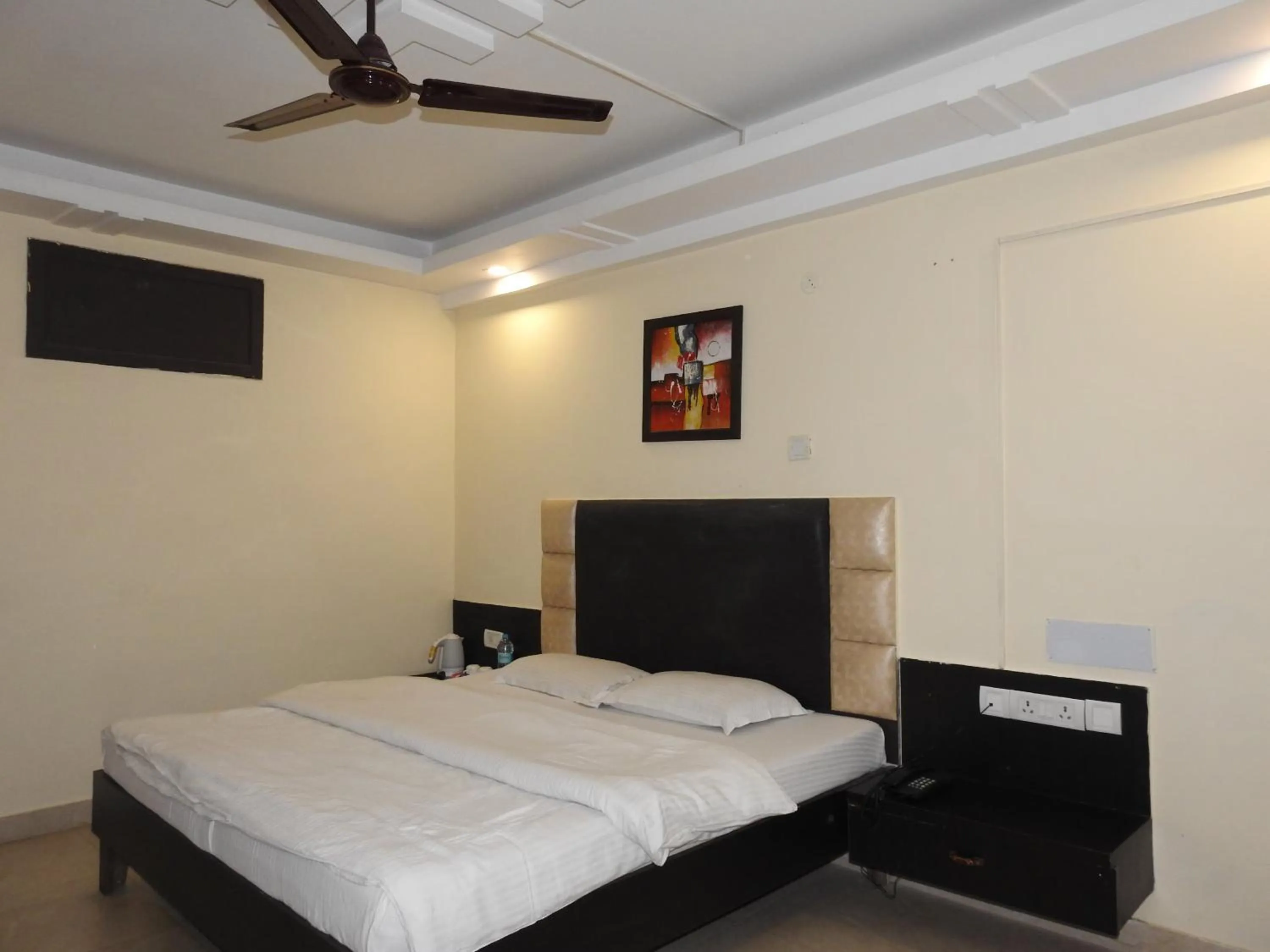 Bed in Green Palms Rubystone Exotic