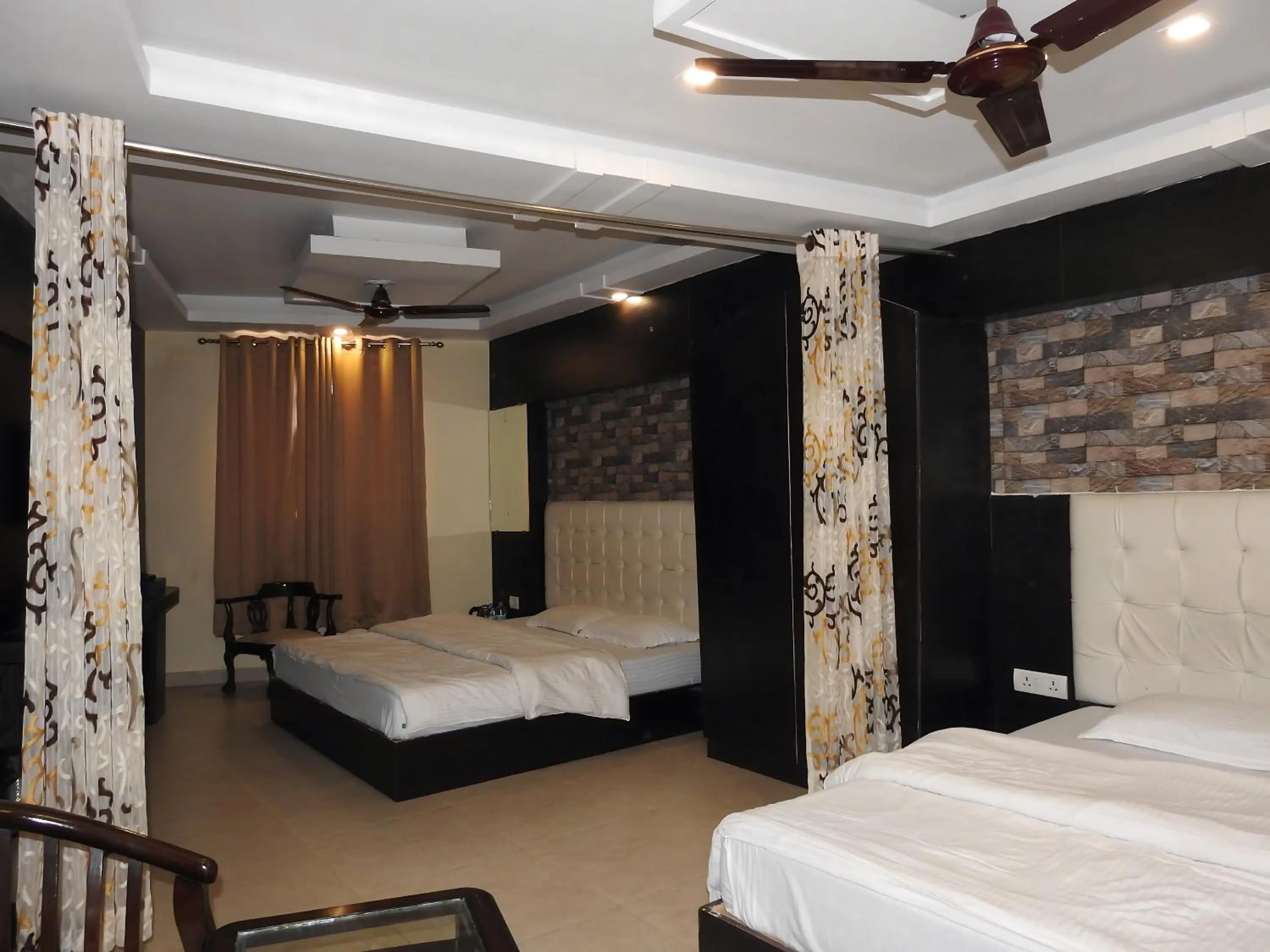 Bed in Green Palms Rubystone Exotic