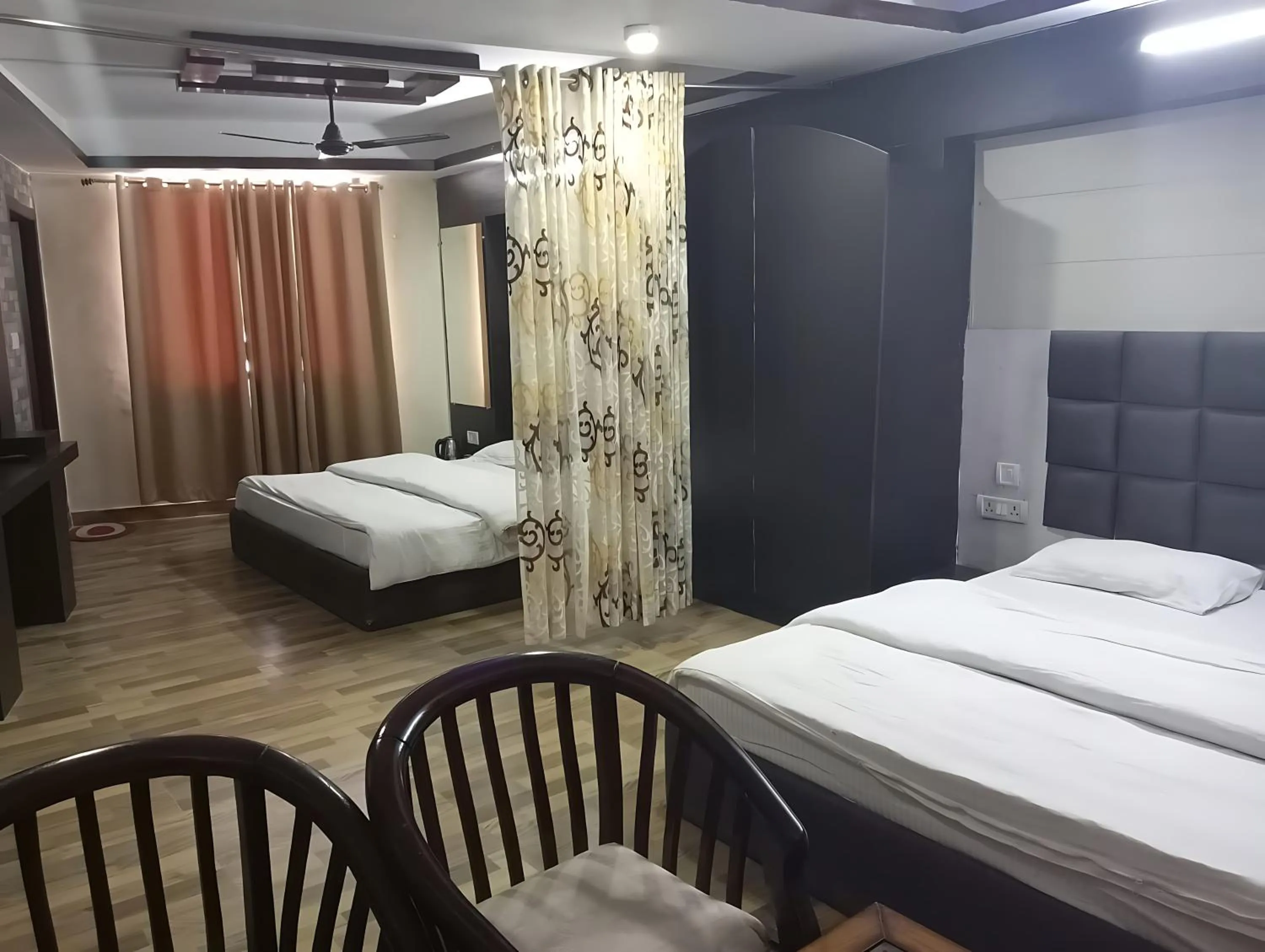 Bed in Green Palms Rubystone Exotic