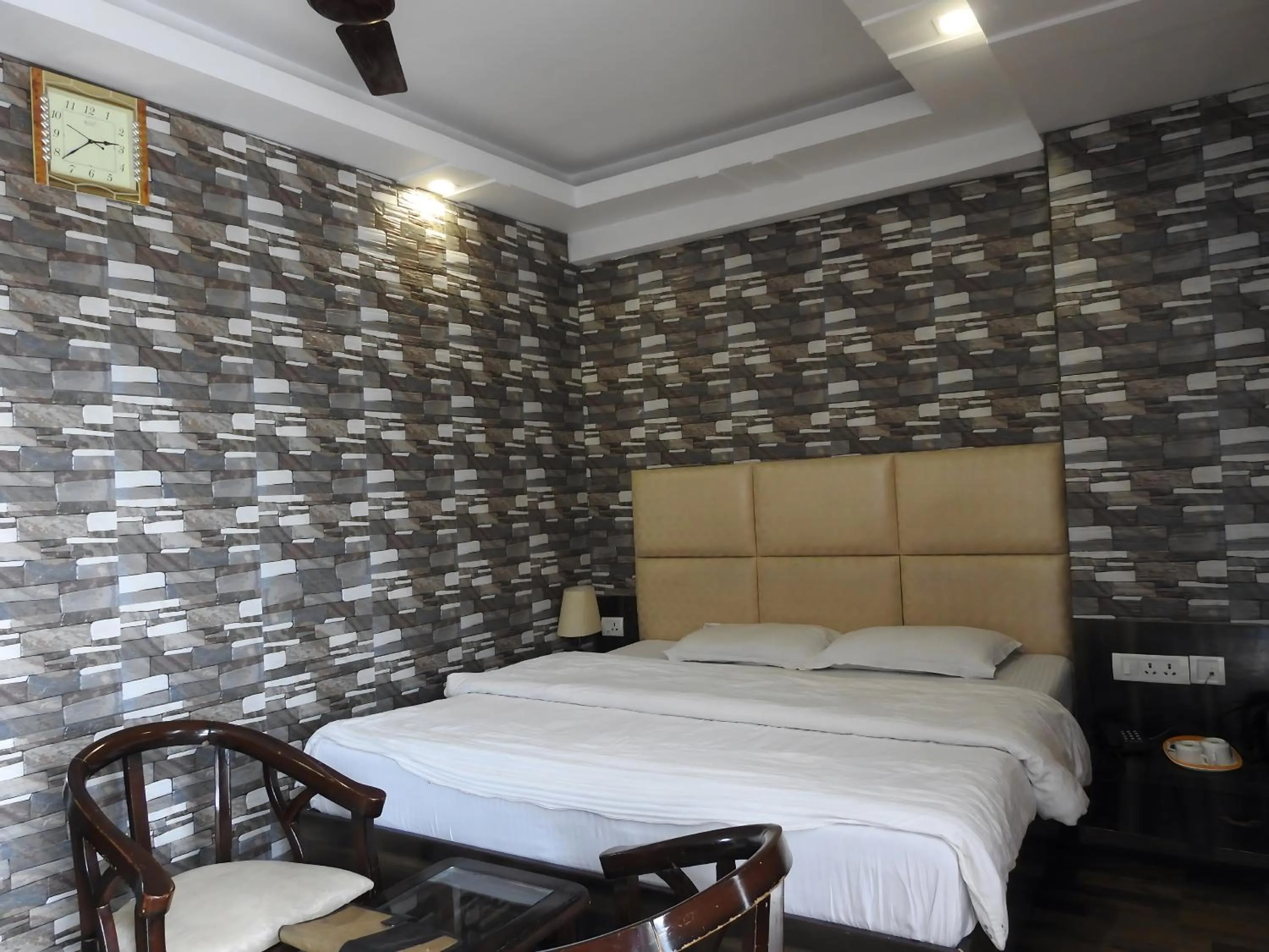 Bed in Green Palms Rubystone Exotic