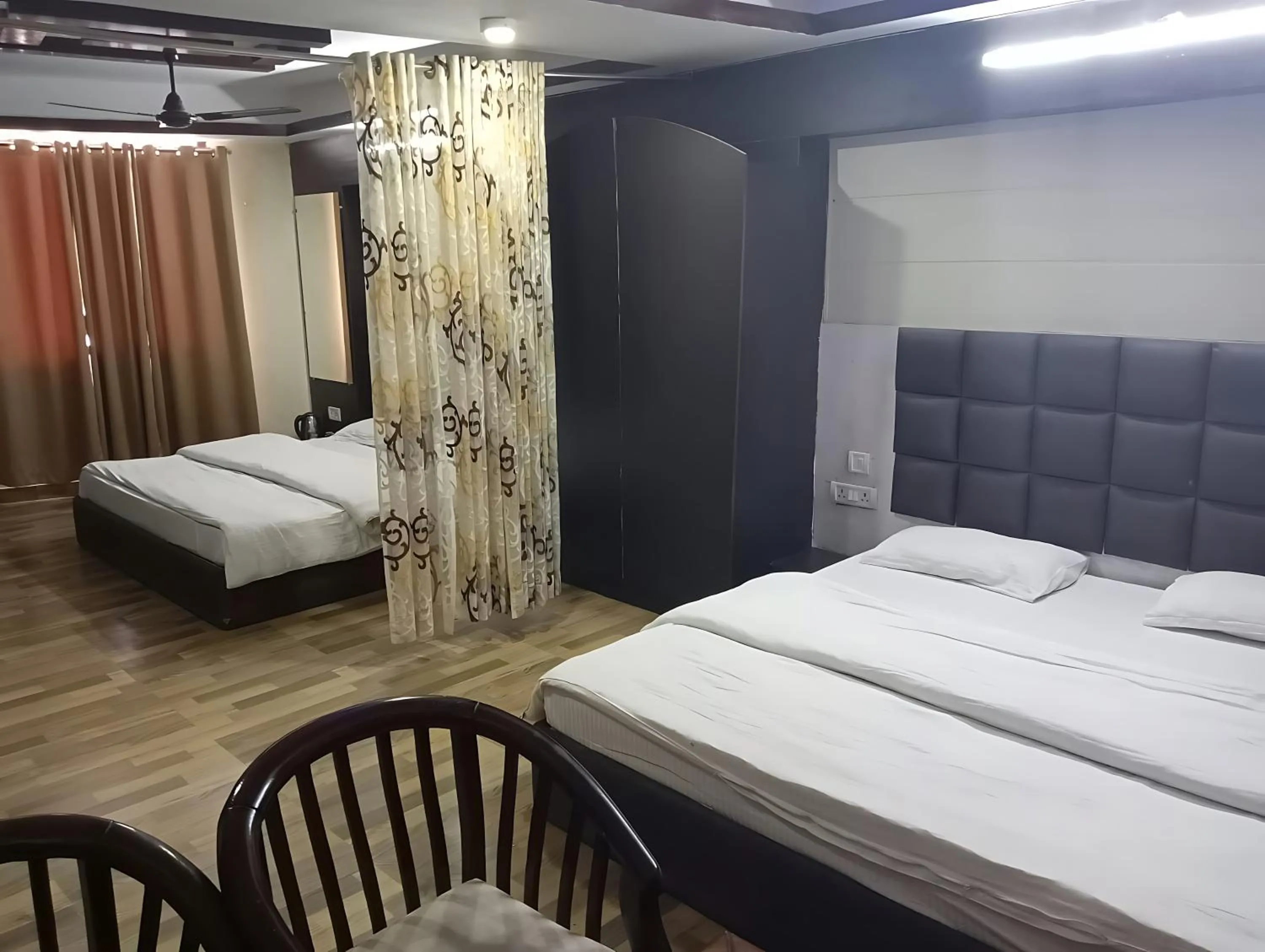 Bed in Green Palms Rubystone Exotic