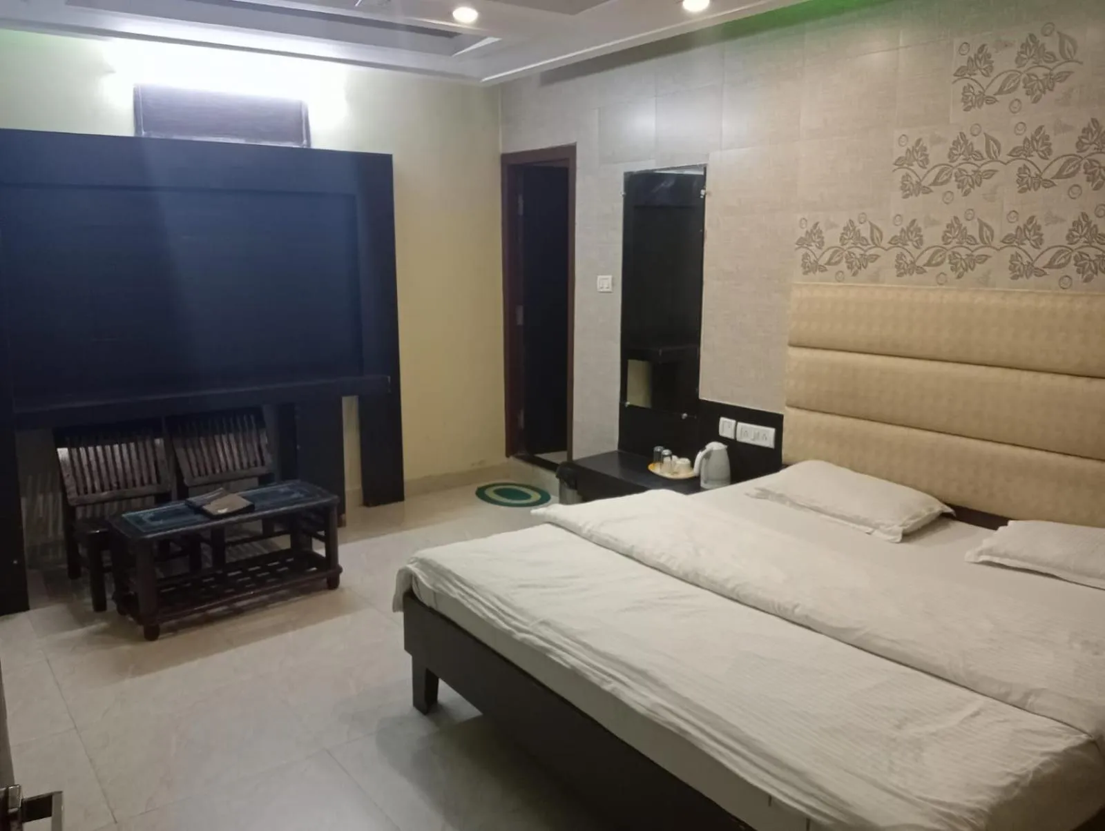 Bed in Green Palms Rubystone Exotic