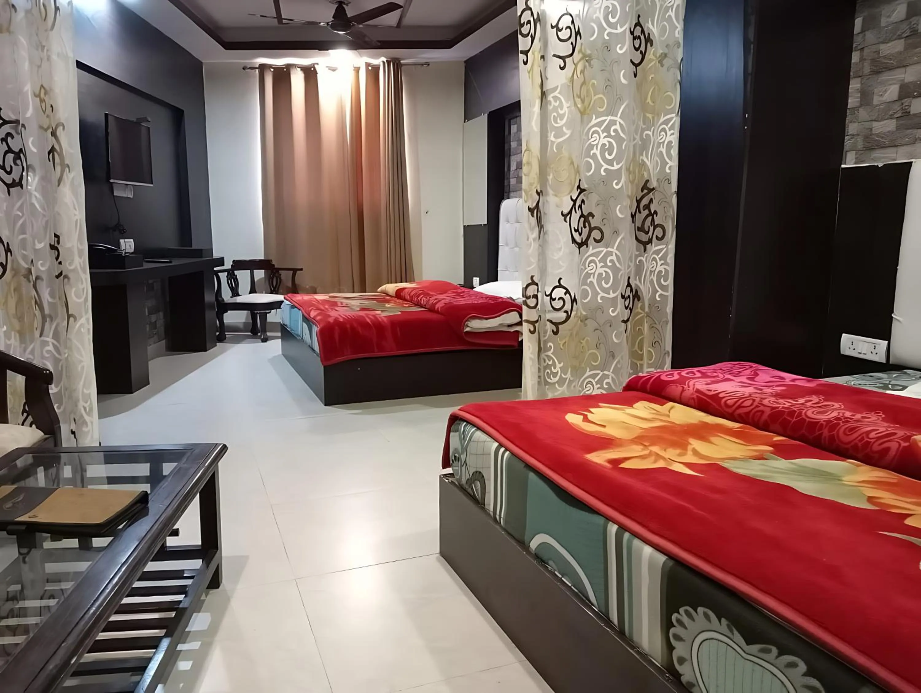 Bed in Green Palms Rubystone Exotic