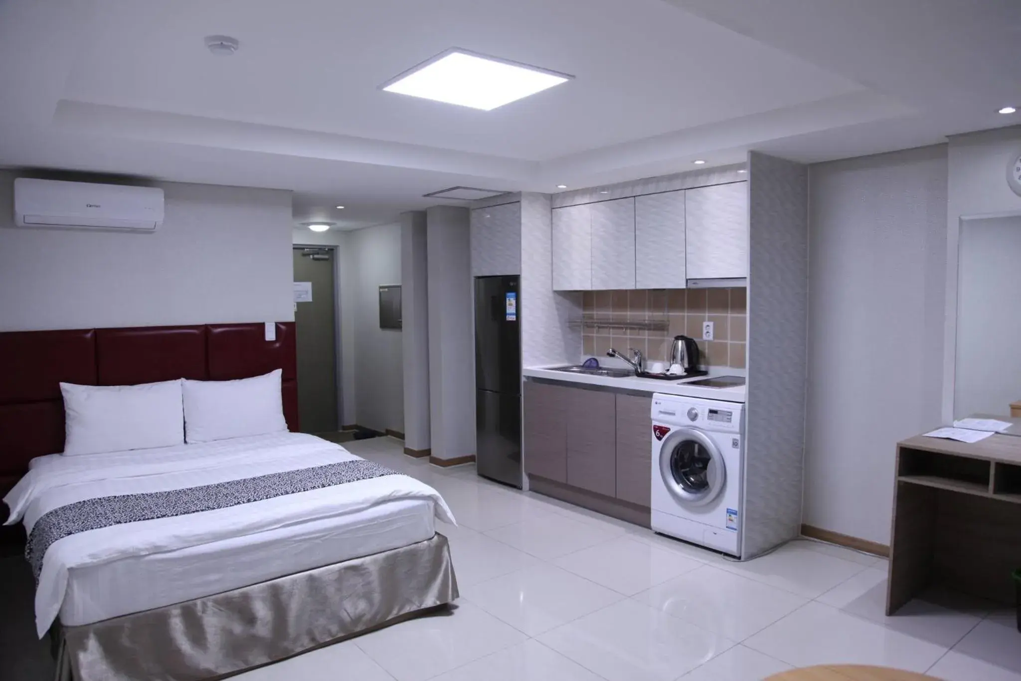 J Hotel J Hotel
