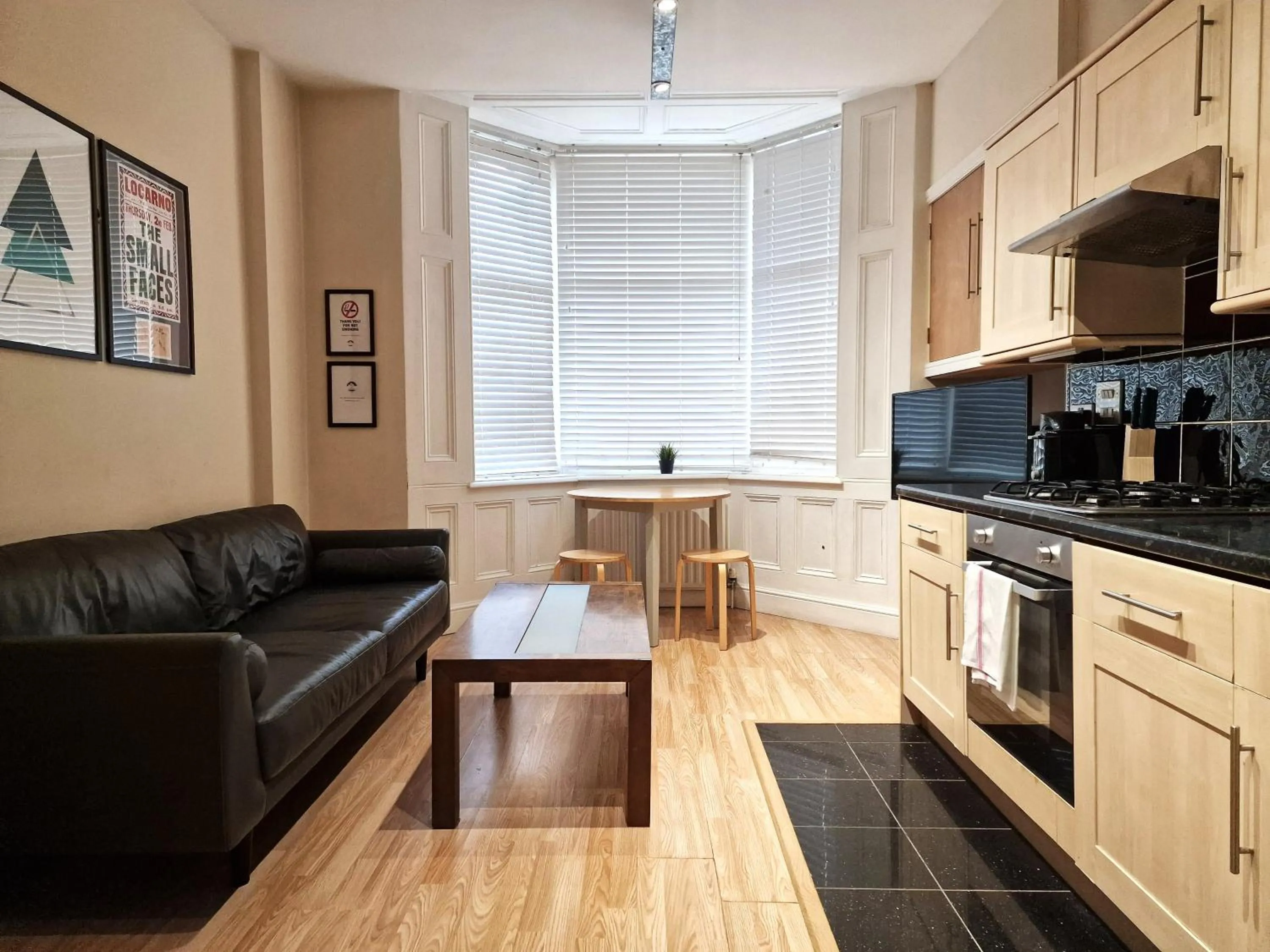 Kitchen or kitchenette in Bath Road Apartments