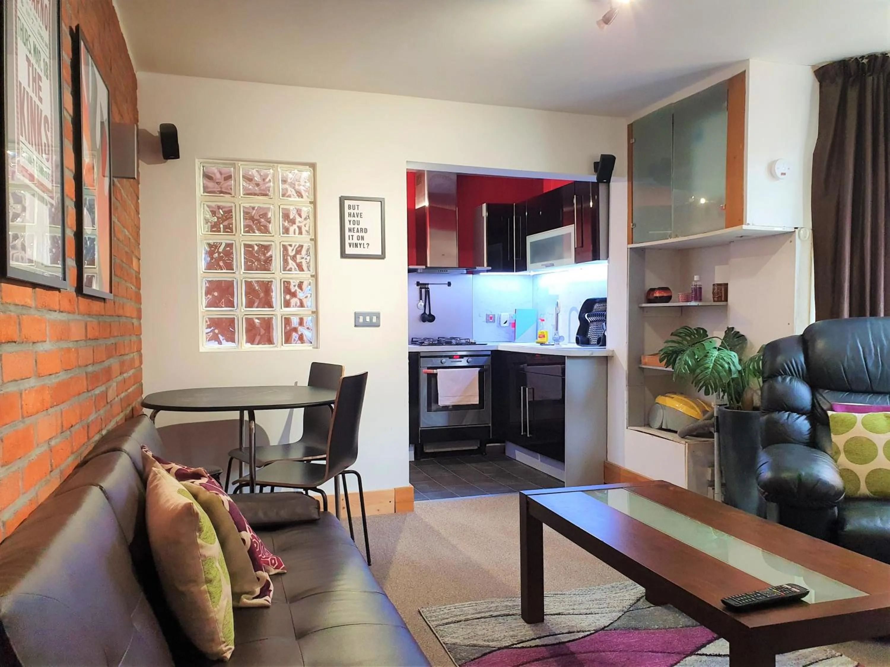 Kitchen or kitchenette in Bath Road Apartments