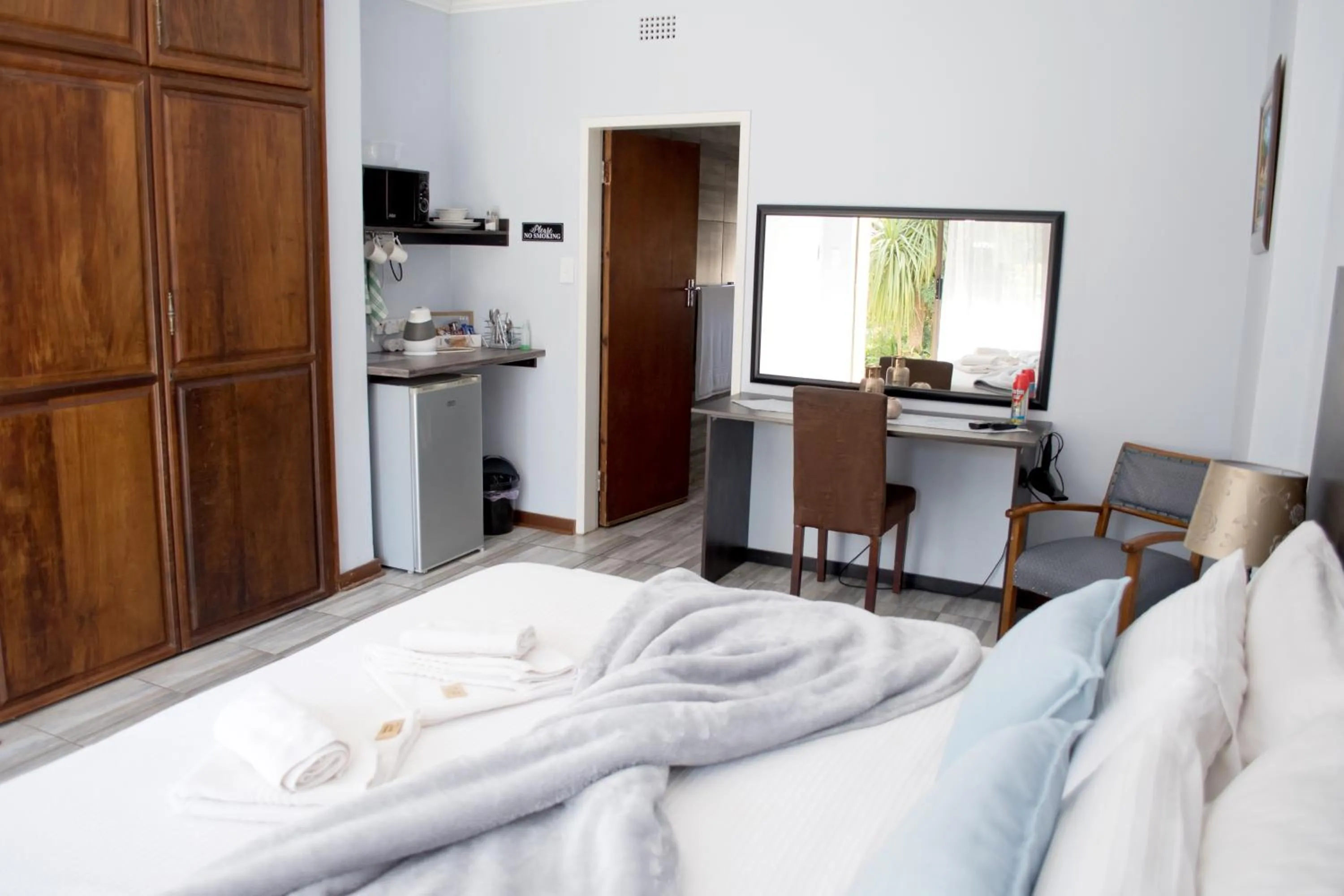 Photo of the whole room, Bed in Gemstone Guest House