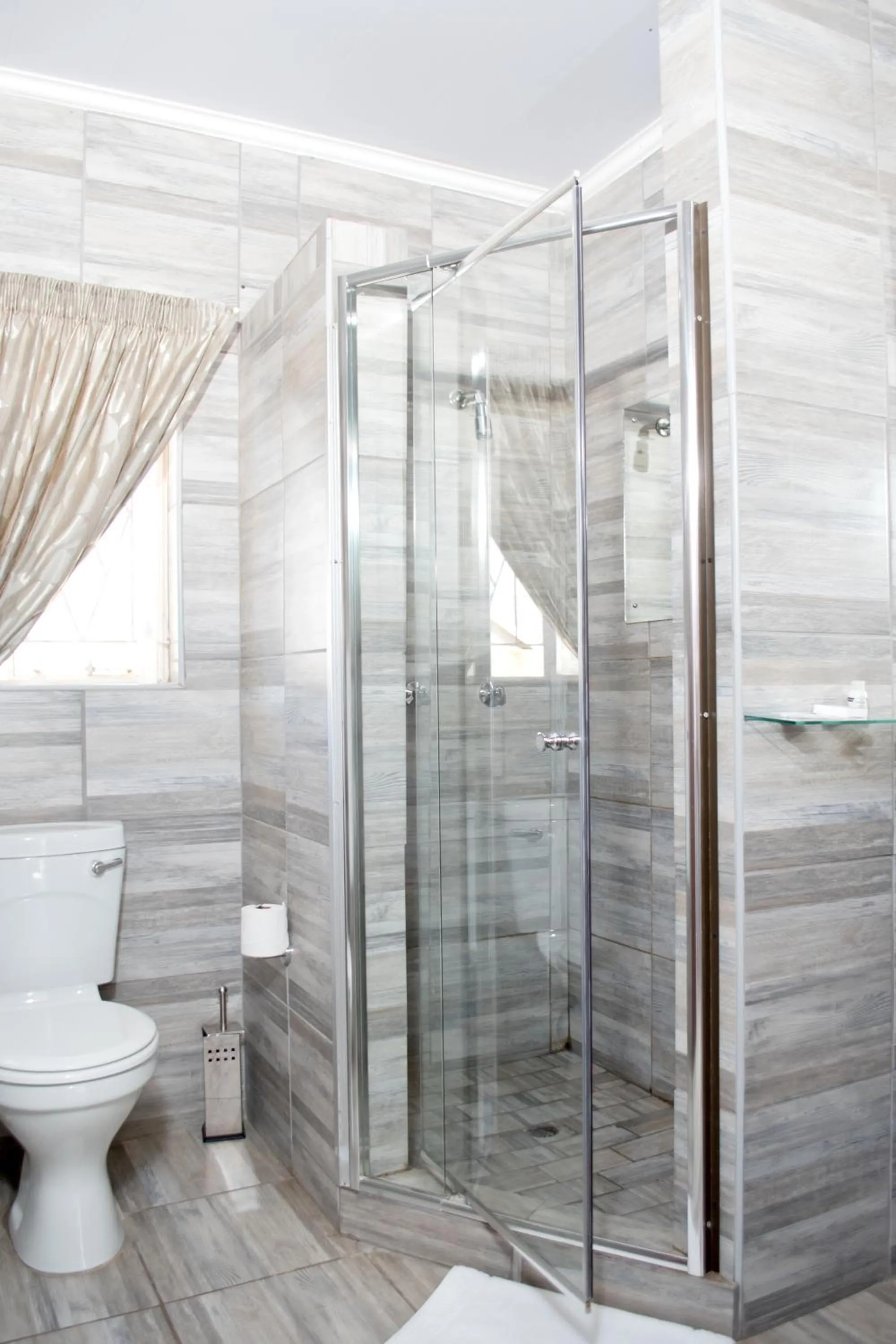 Shower in Gemstone Guest House