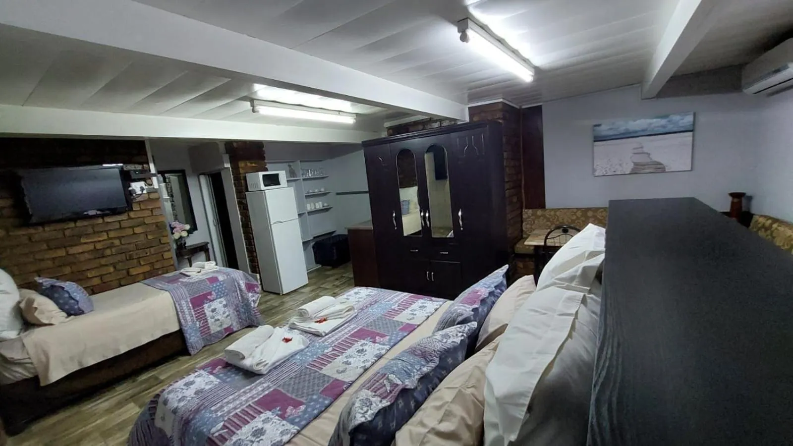 Kitchen or kitchenette, Bed in Gemstone Guest House