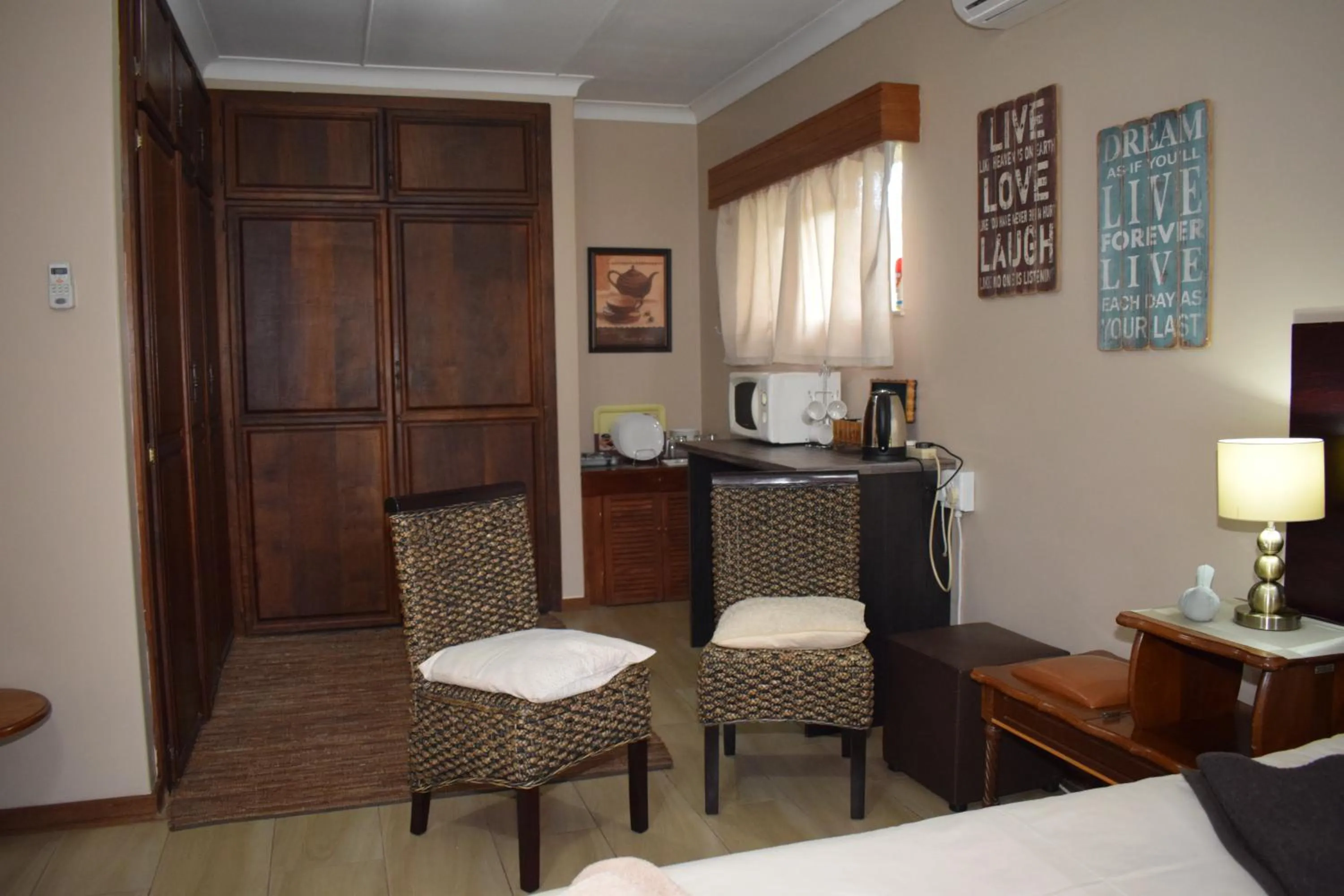 Kitchen or kitchenette in Gemstone Guest House