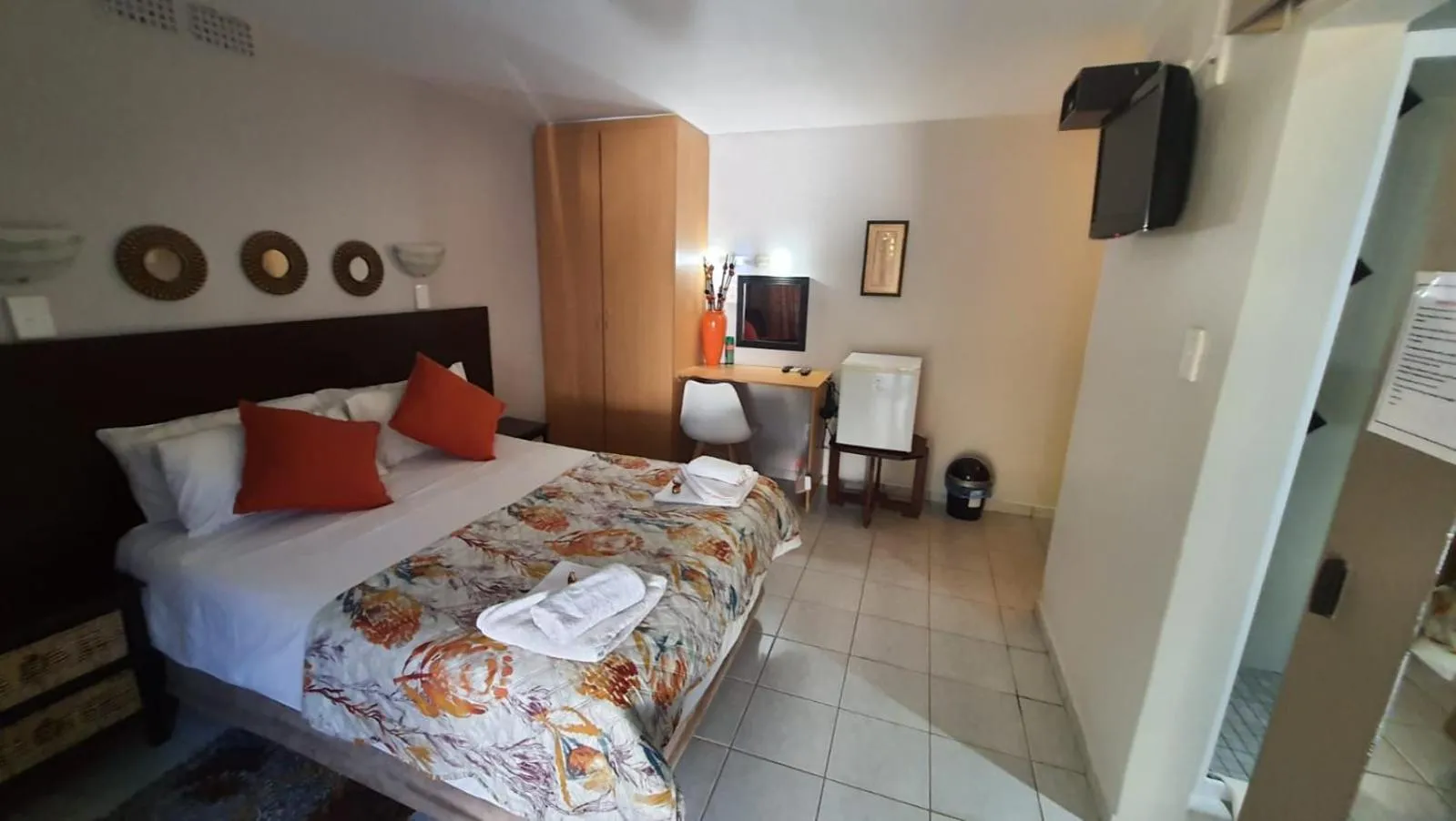 Bedroom, Bed in Gemstone Guest House