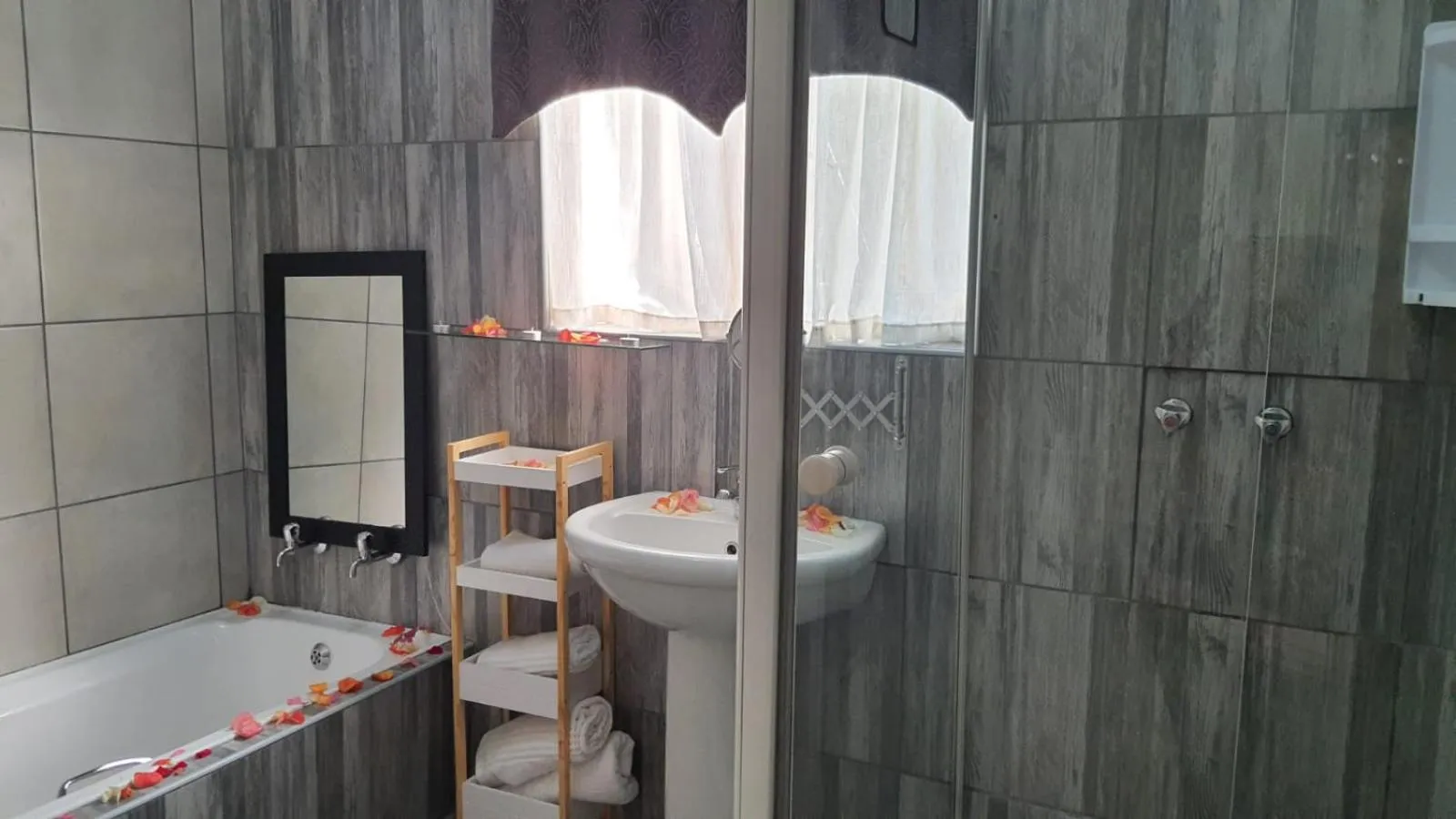 Bathroom in Gemstone Guest House