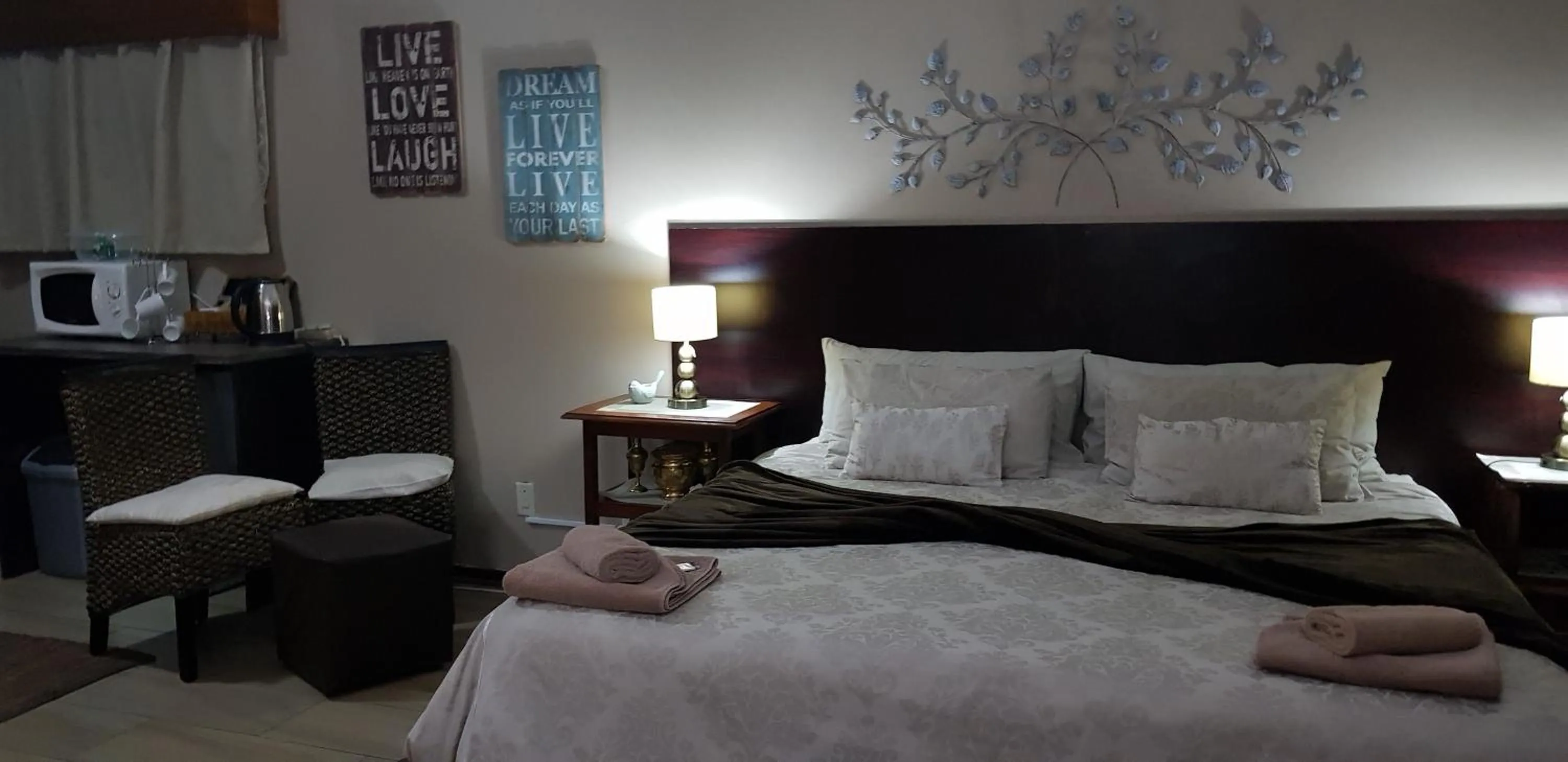 Bed in Gemstone Guest House