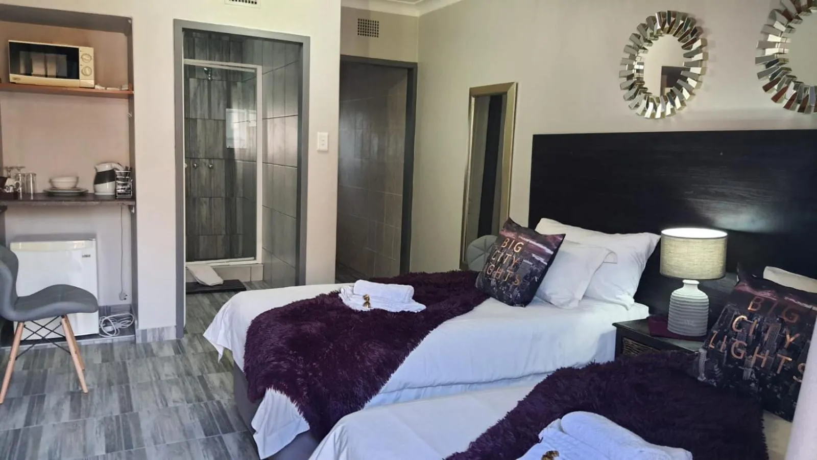 Bathroom, Bed in Gemstone Guest House