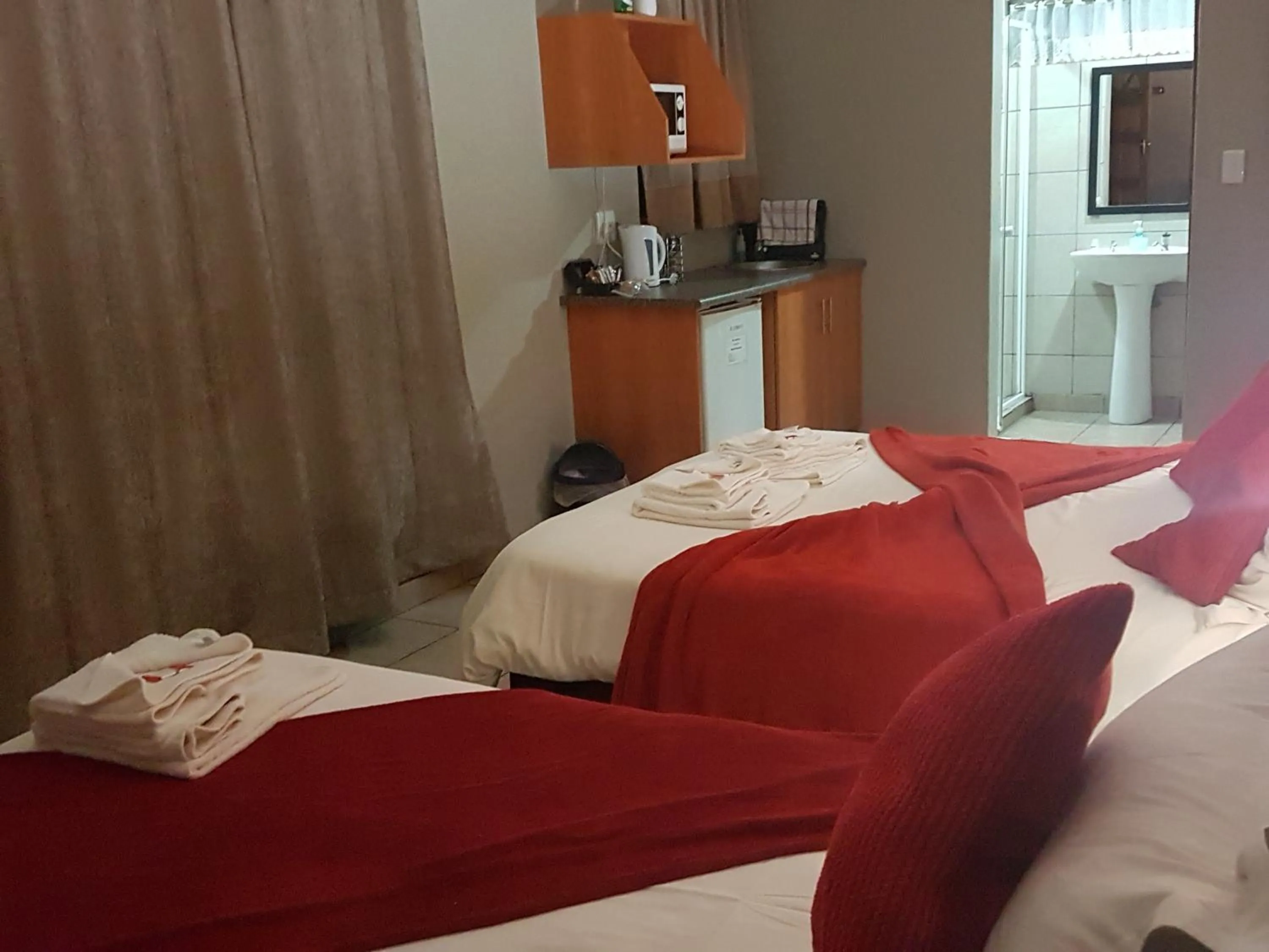 Bathroom, Bed in Gemstone Guest House