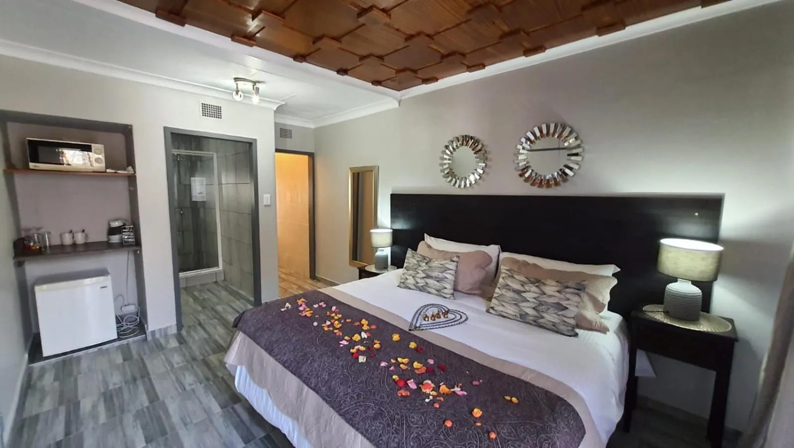 Bathroom, Bed in Gemstone Guest House