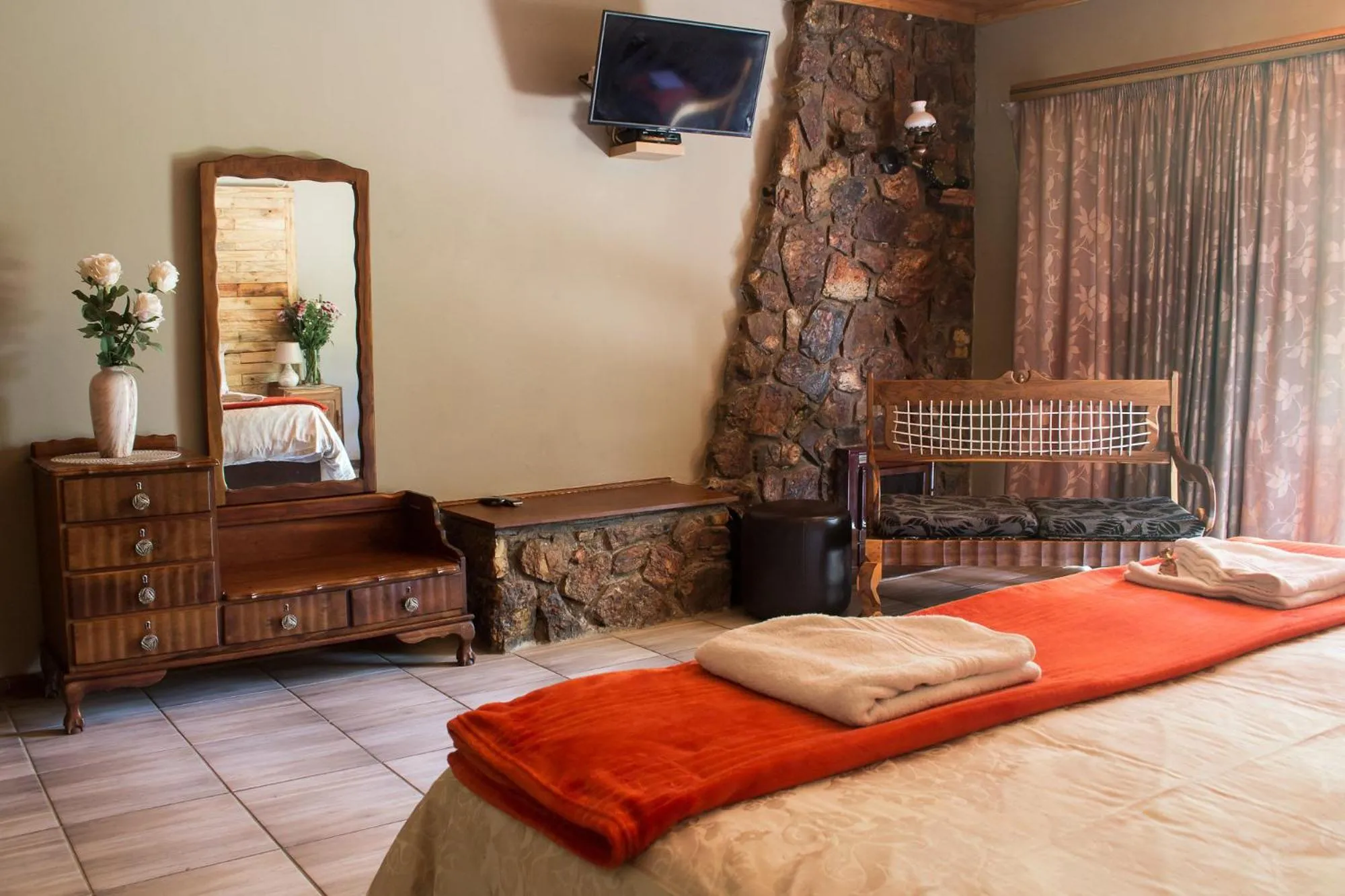 Seating area, Bed in Gemstone Guest House