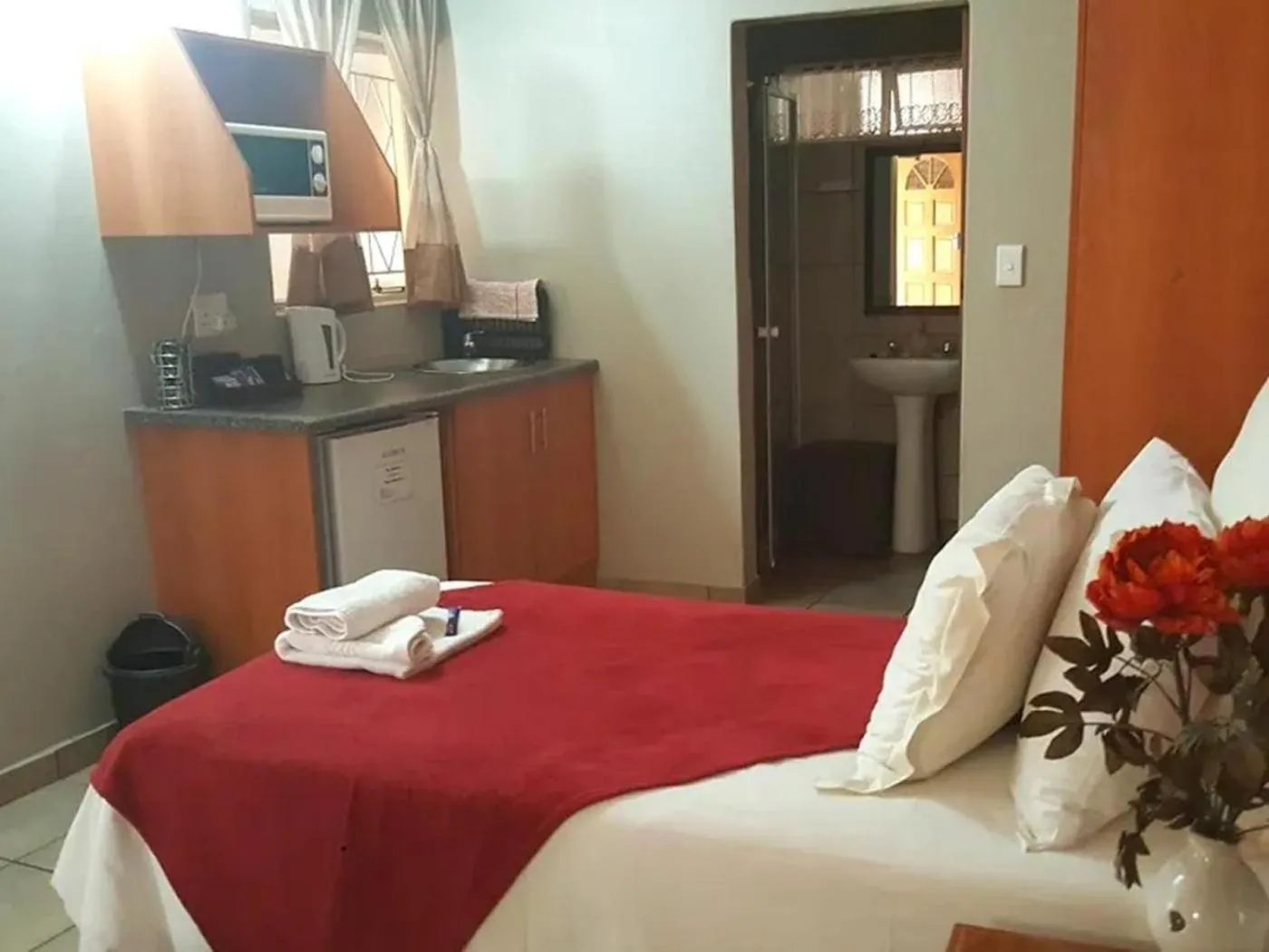 Kitchen or kitchenette, Bed in Gemstone Guest House