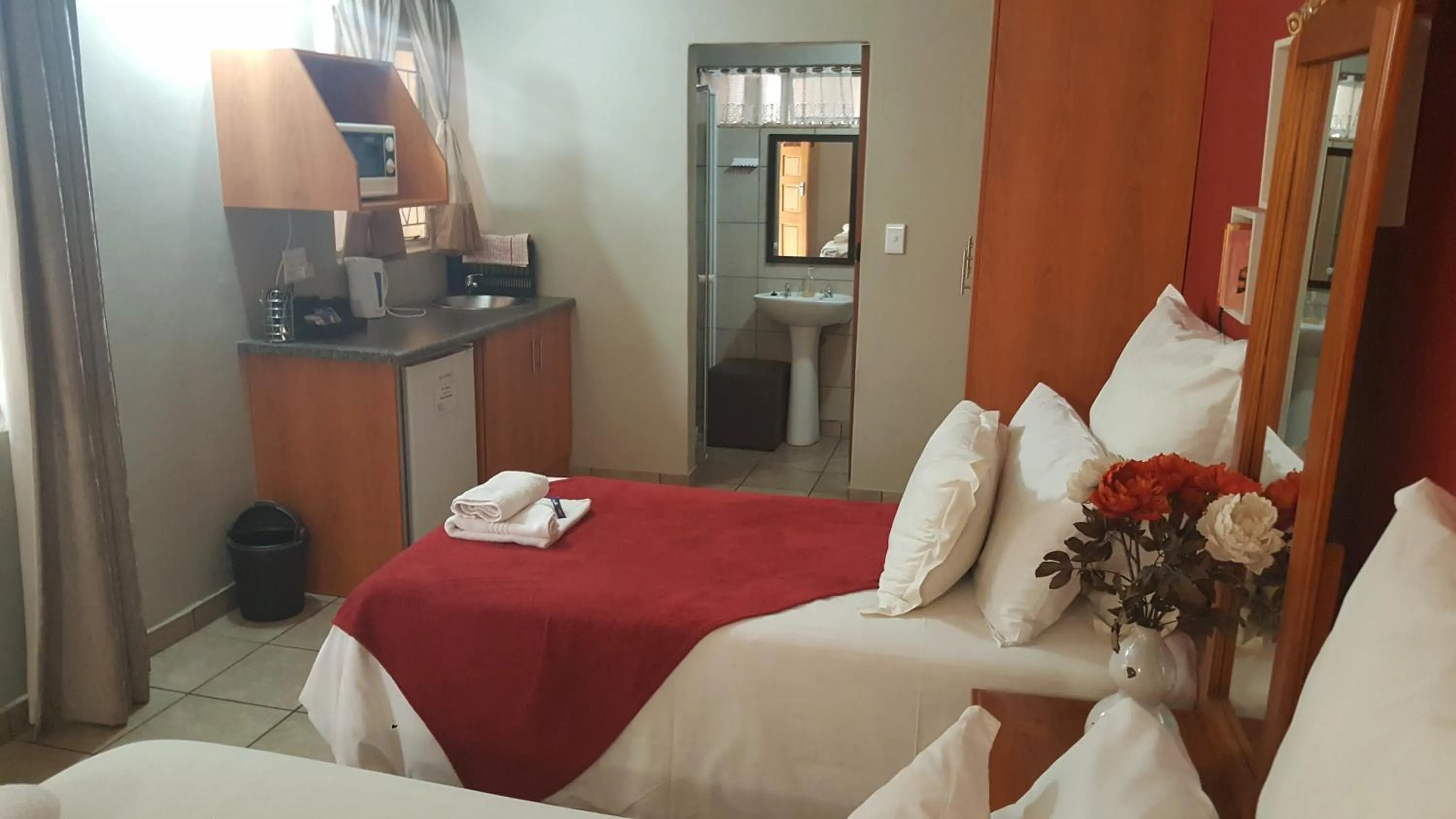 Kitchen or kitchenette, Bed in Gemstone Guest House