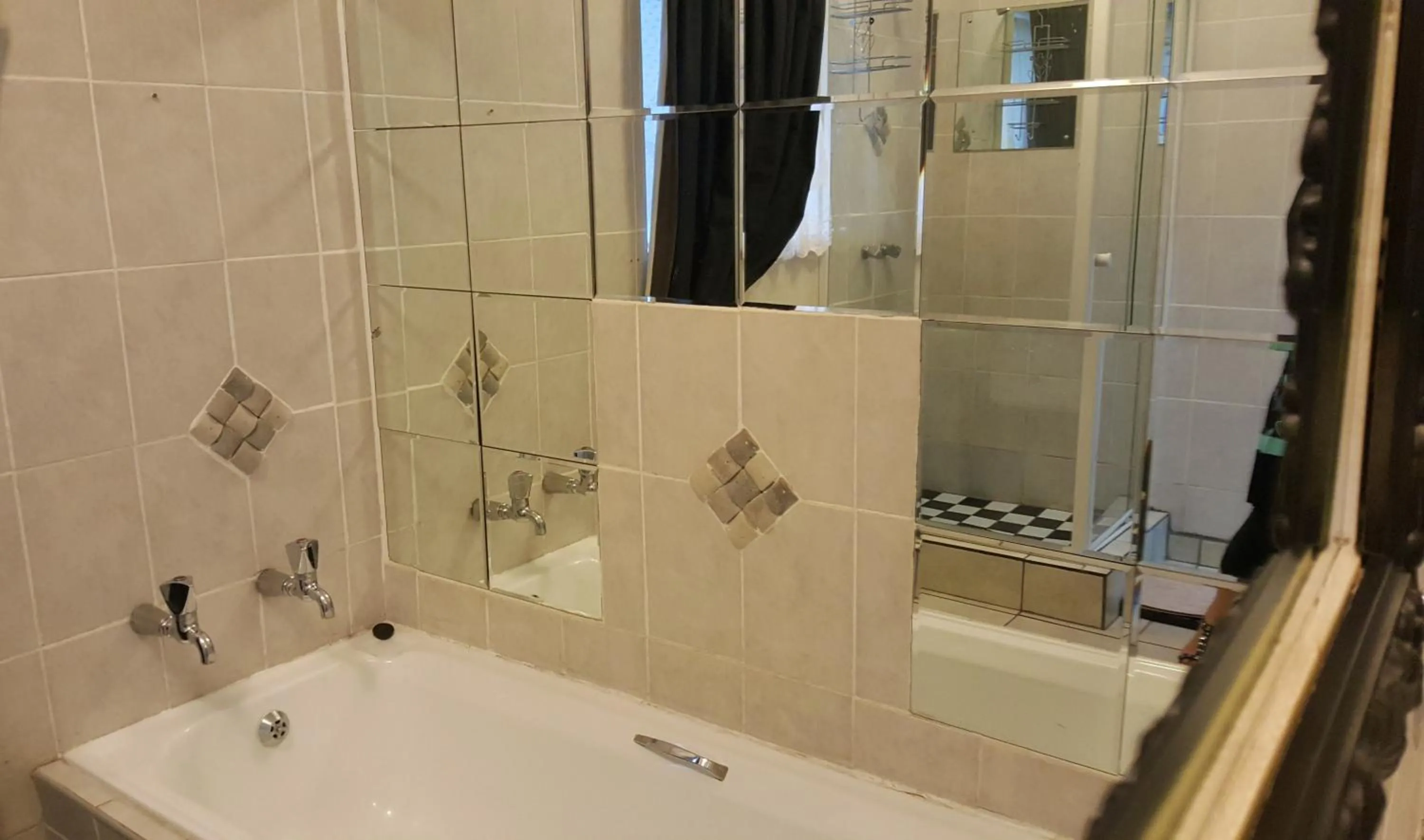 Shower in Gemstone Guest House