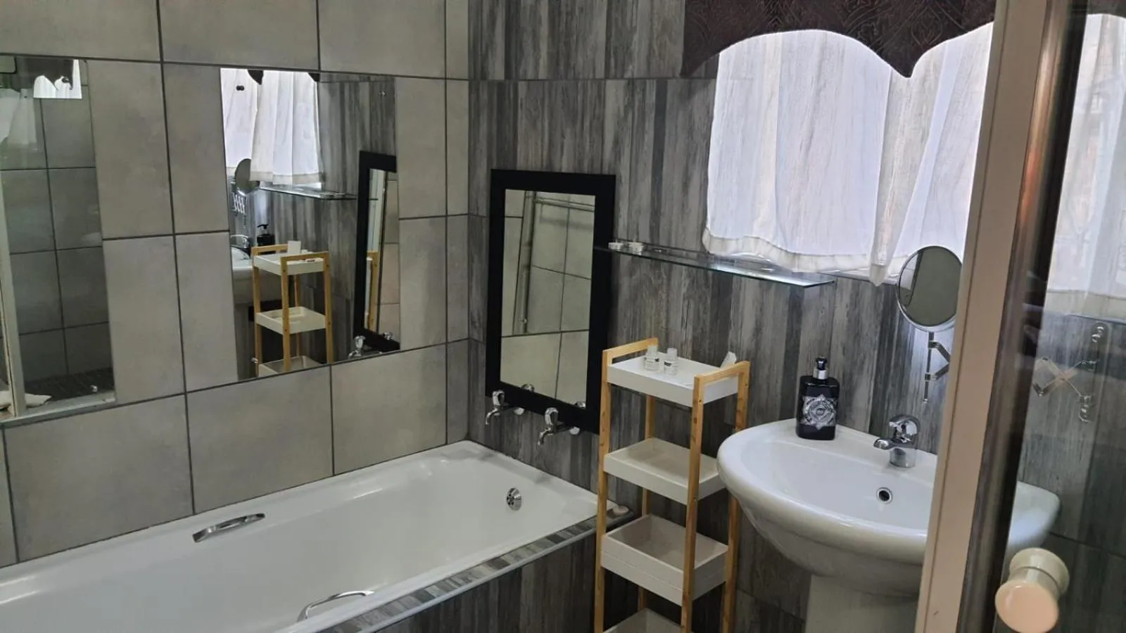 Bathroom in Gemstone Guest House