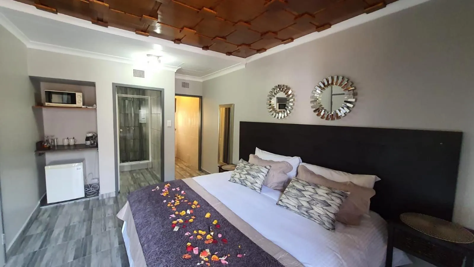 Kitchen or kitchenette, Bed in Gemstone Guest House