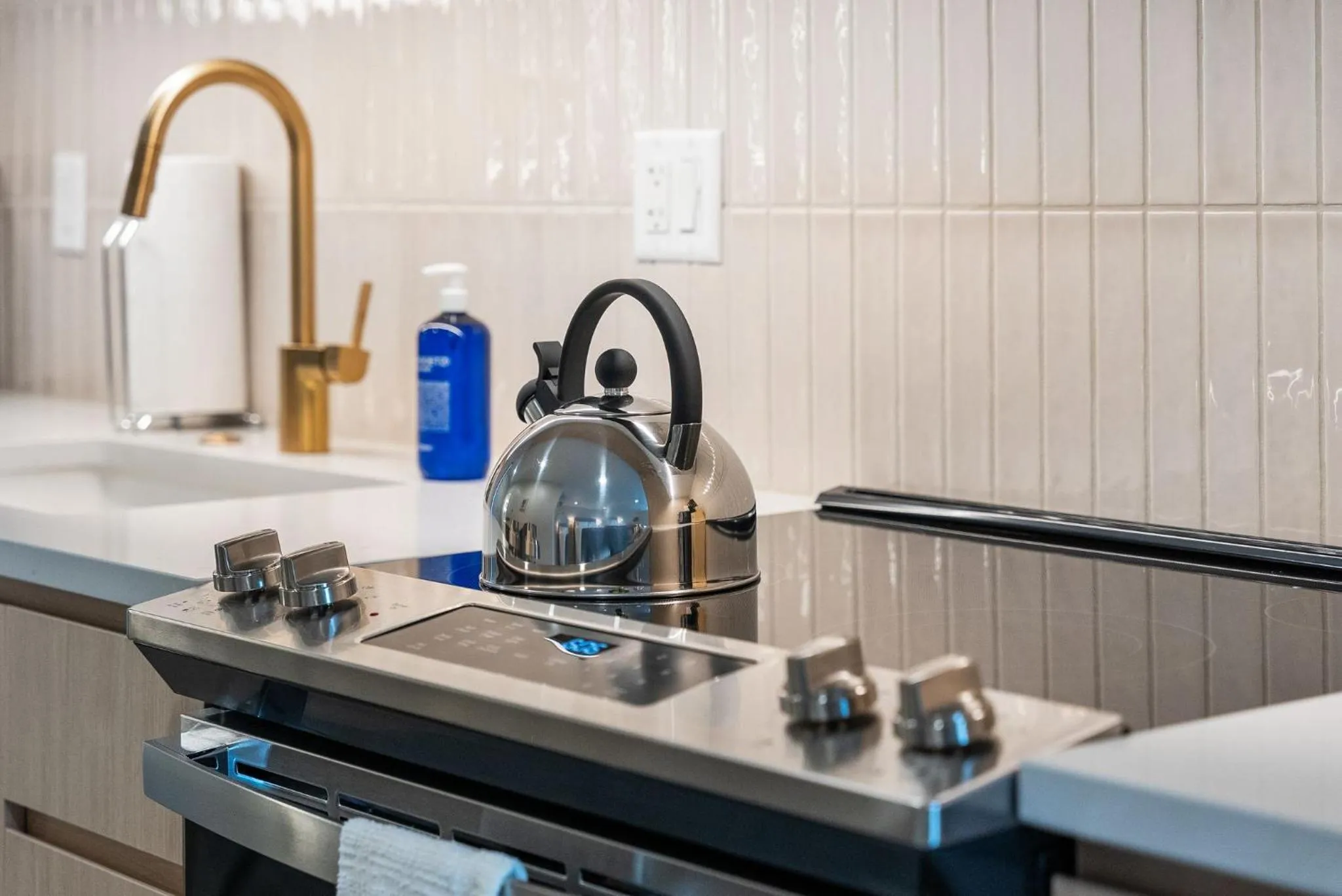 Kitchen or kitchenette in Placemakr Salt Lake City