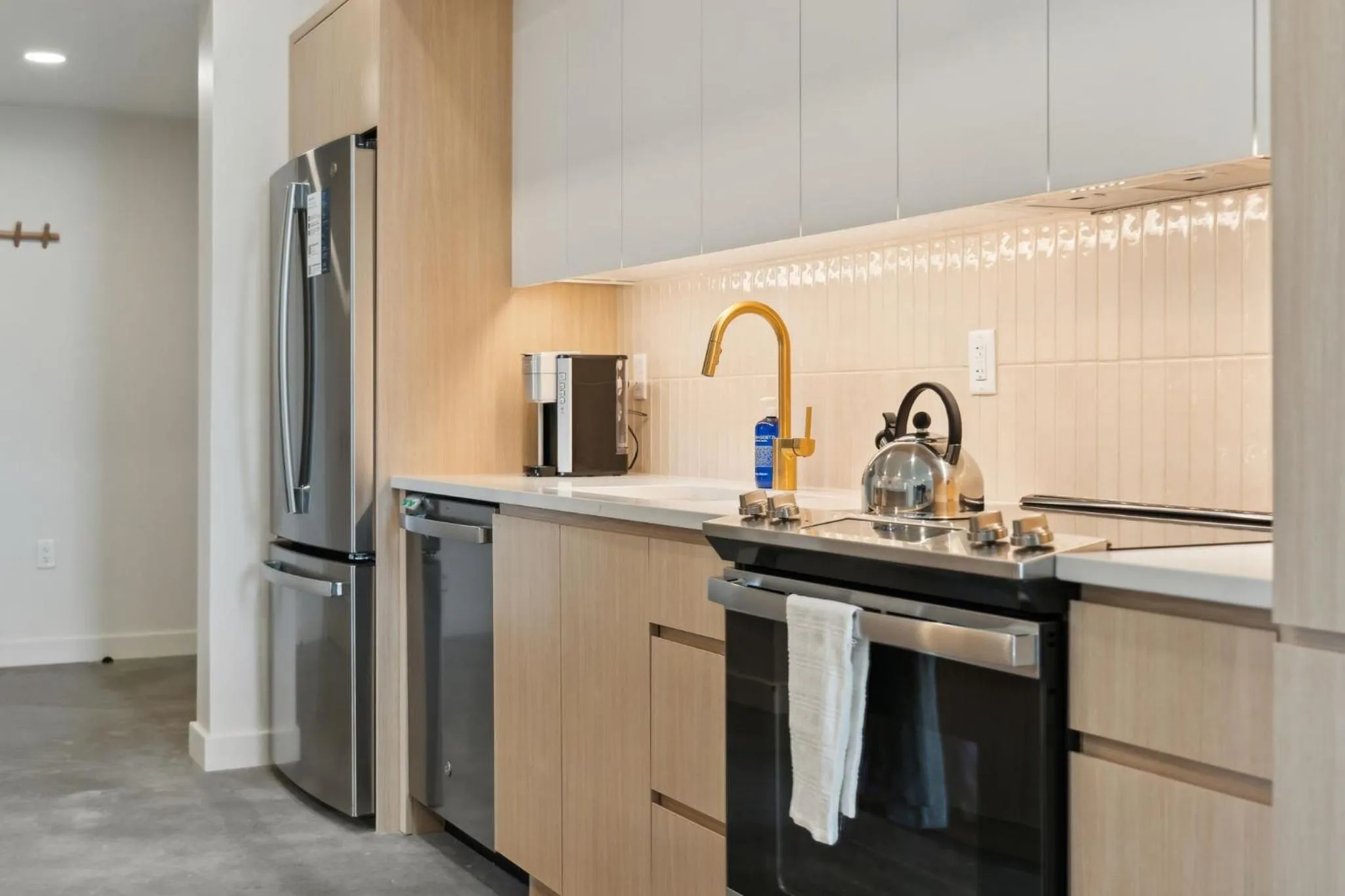Kitchen or kitchenette in Placemakr Salt Lake City