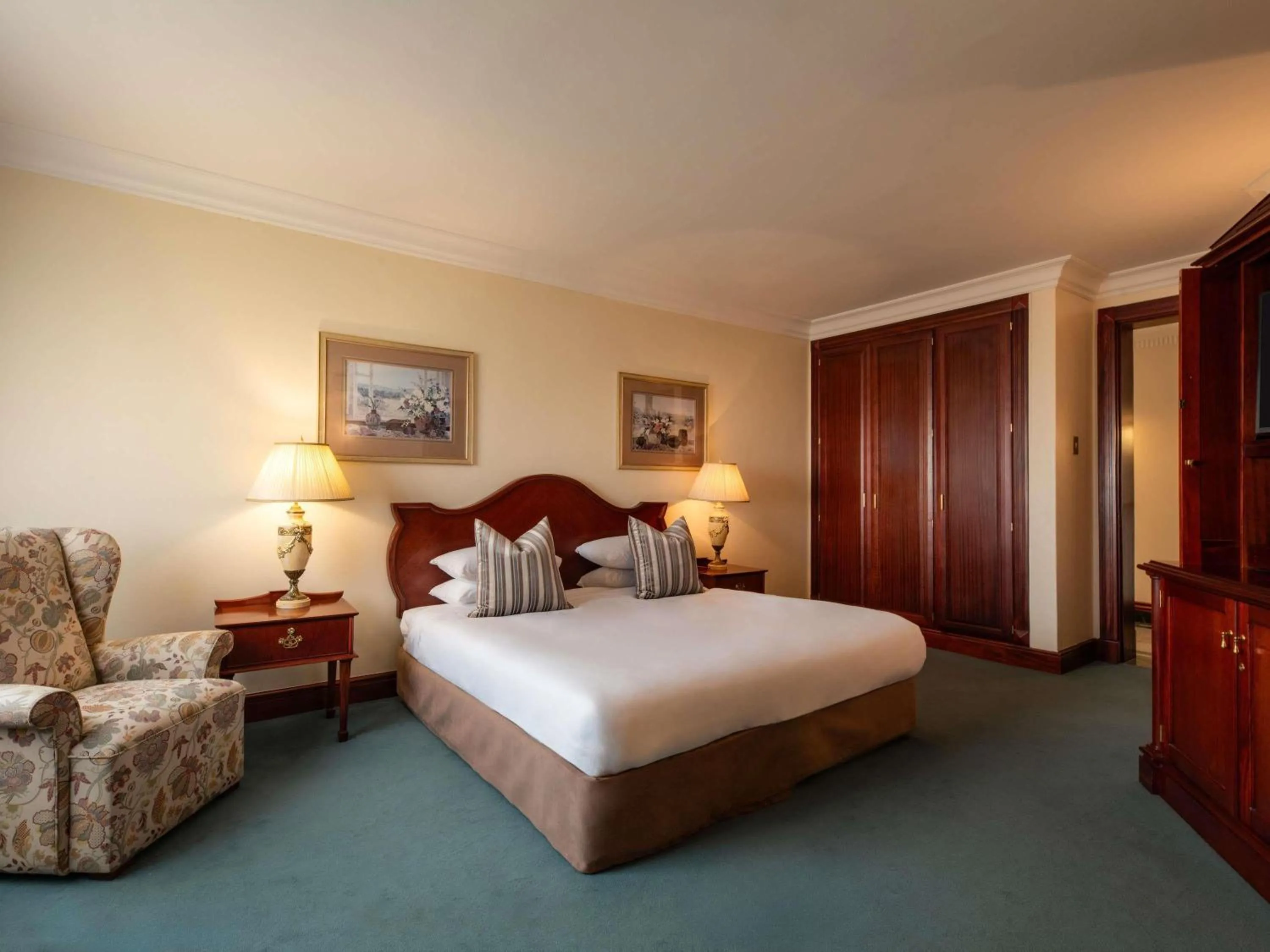 Bedroom, Bed in Mövenpick Hotel Windhoek