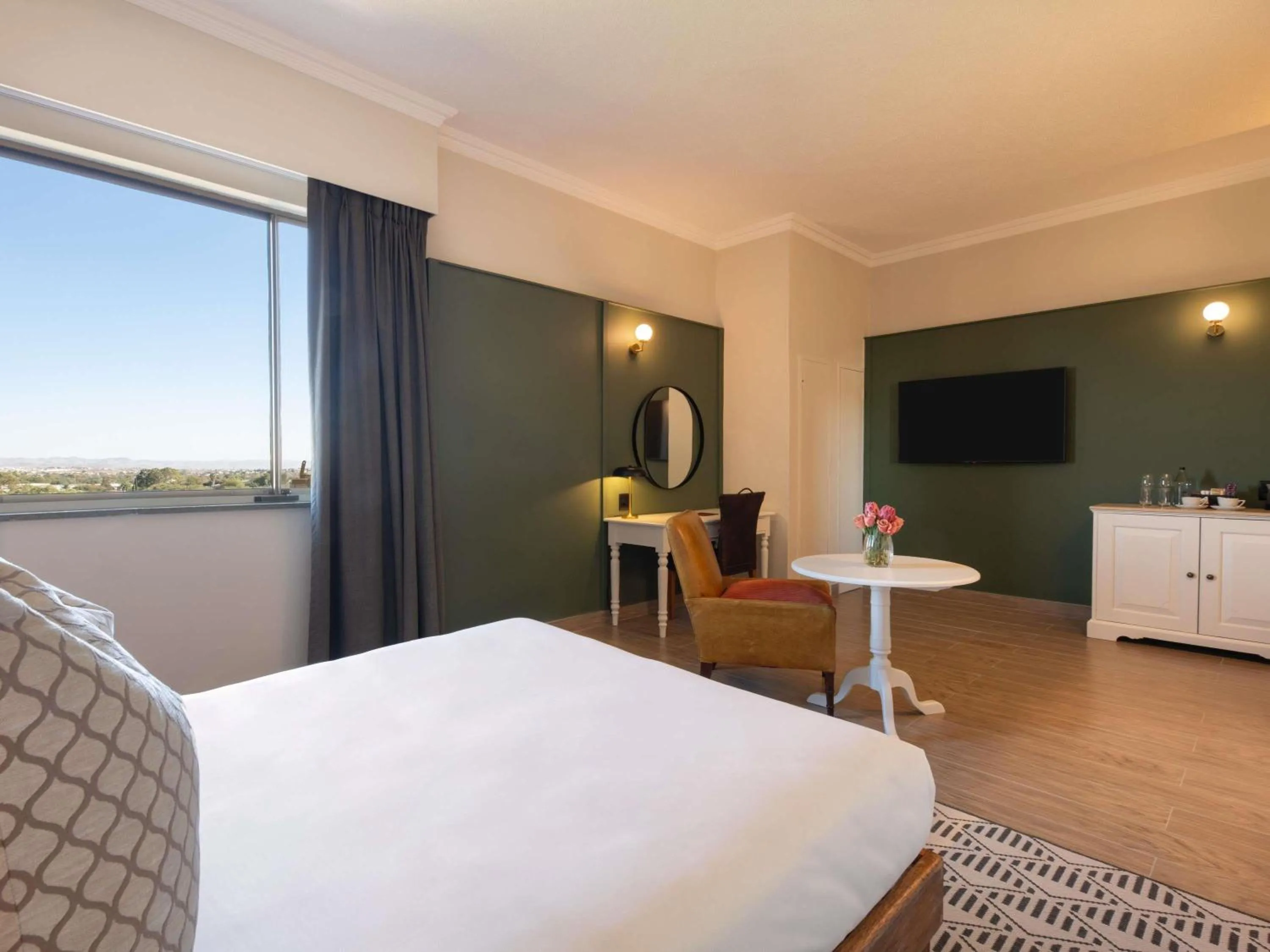 Bedroom, Bed in Mövenpick Hotel Windhoek