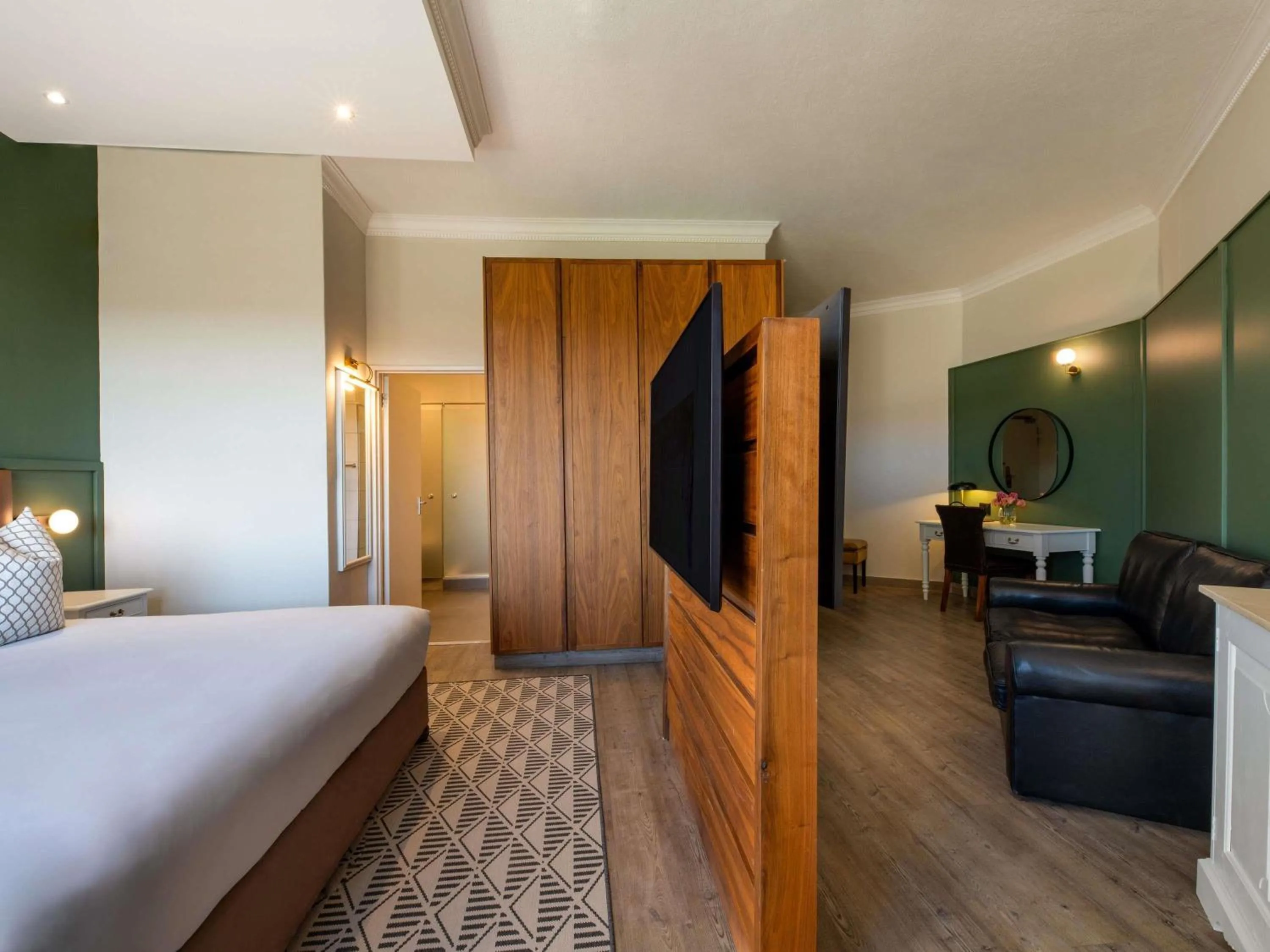 Bedroom, Bed in Mövenpick Hotel Windhoek