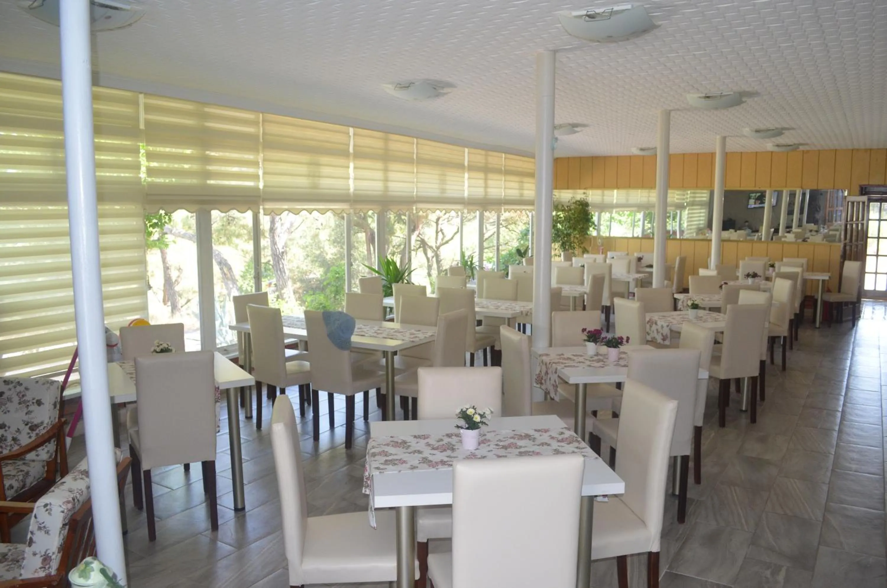Restaurant/places to eat in Tunc Hotel
