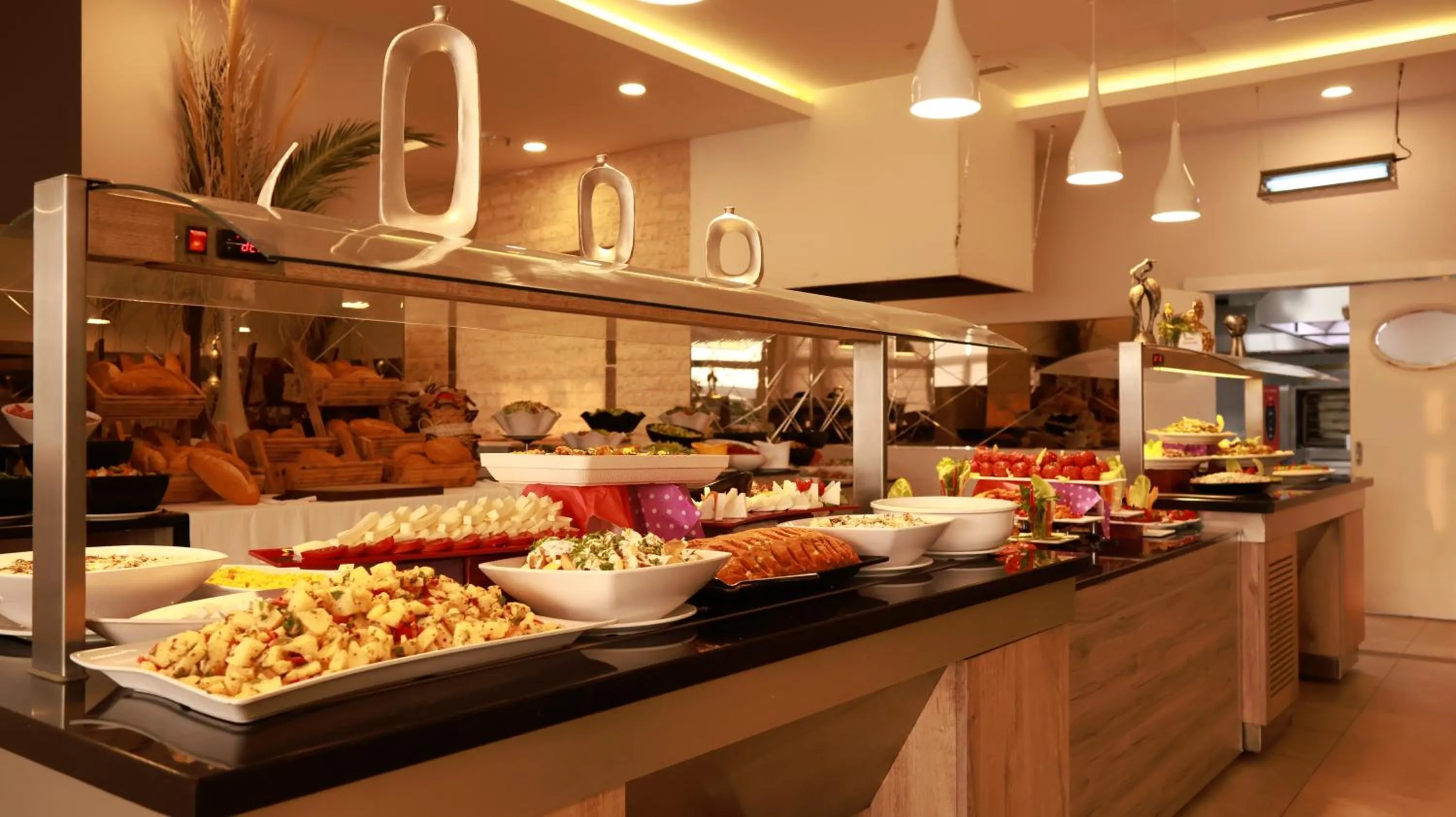 Restaurant/places to eat in Hattusa Vacation Thermal Club Erzin