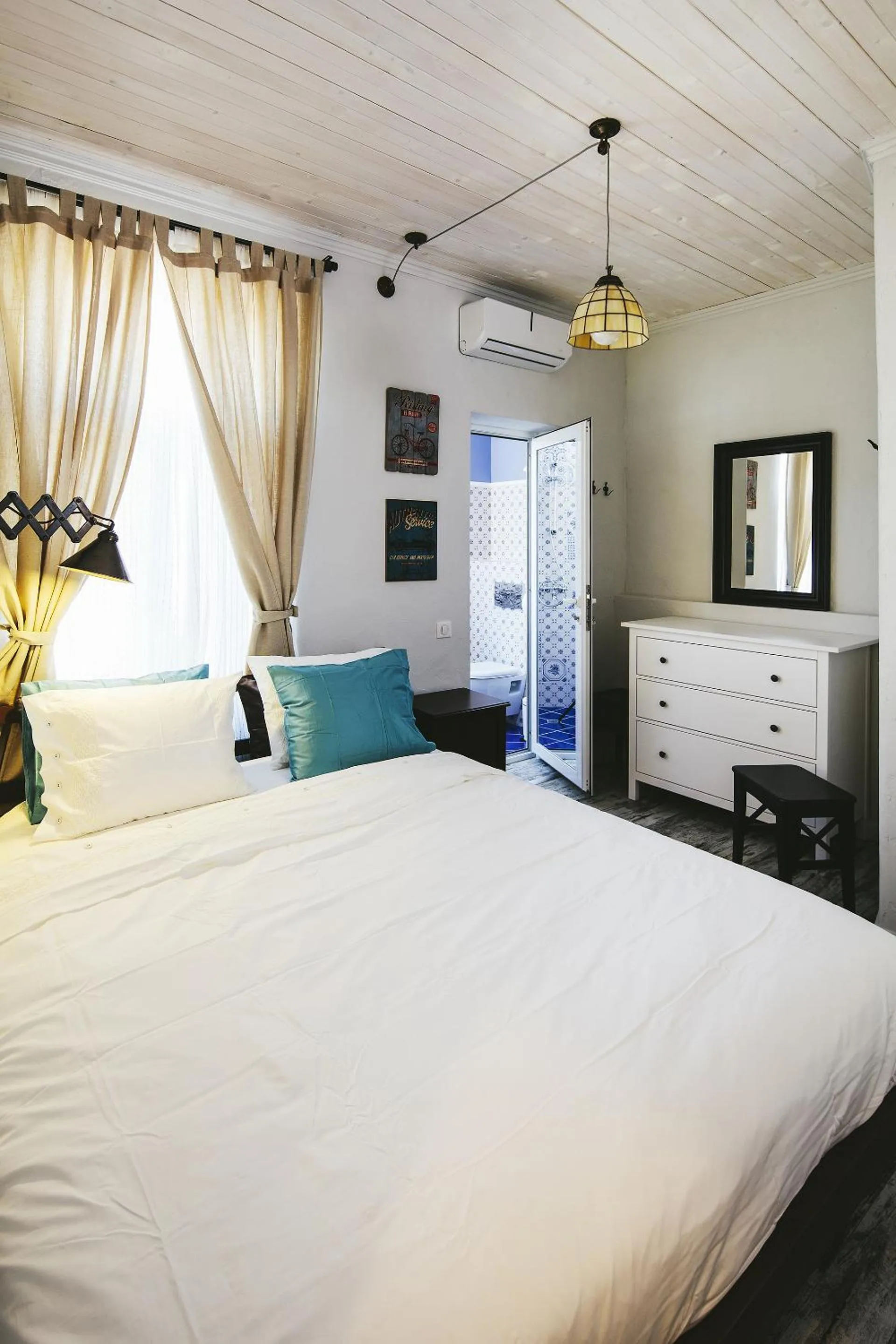 Shower, Bed in 5 Vintage Guest House