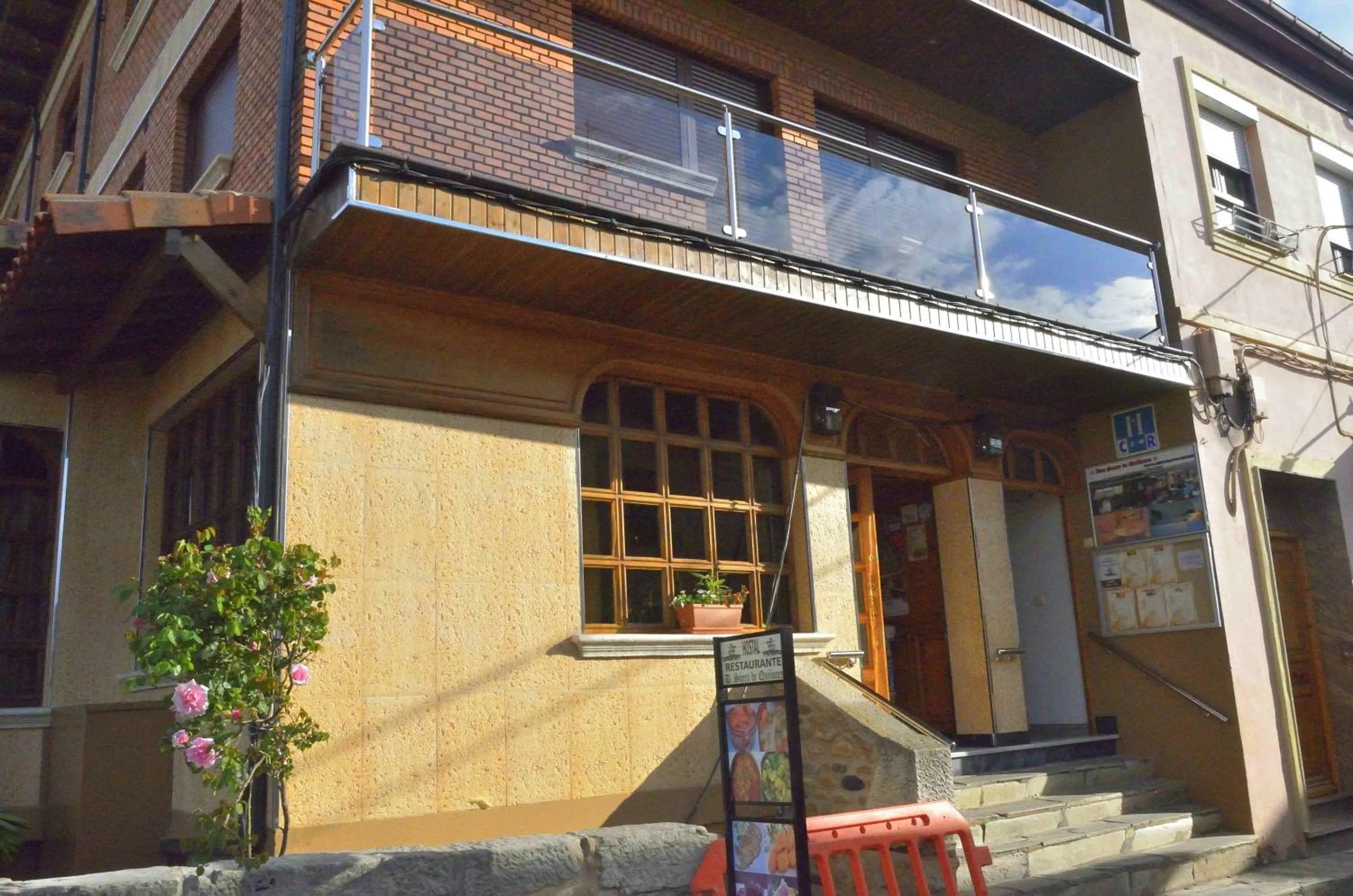 Facade/entrance in Hostal Don Suero de Quiñones