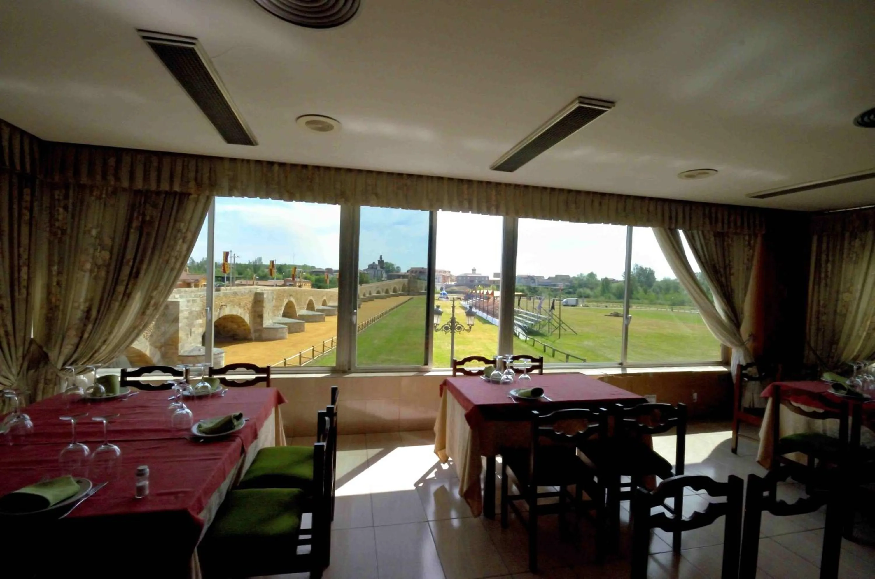 Restaurant/places to eat in Hostal Don Suero de Quiñones