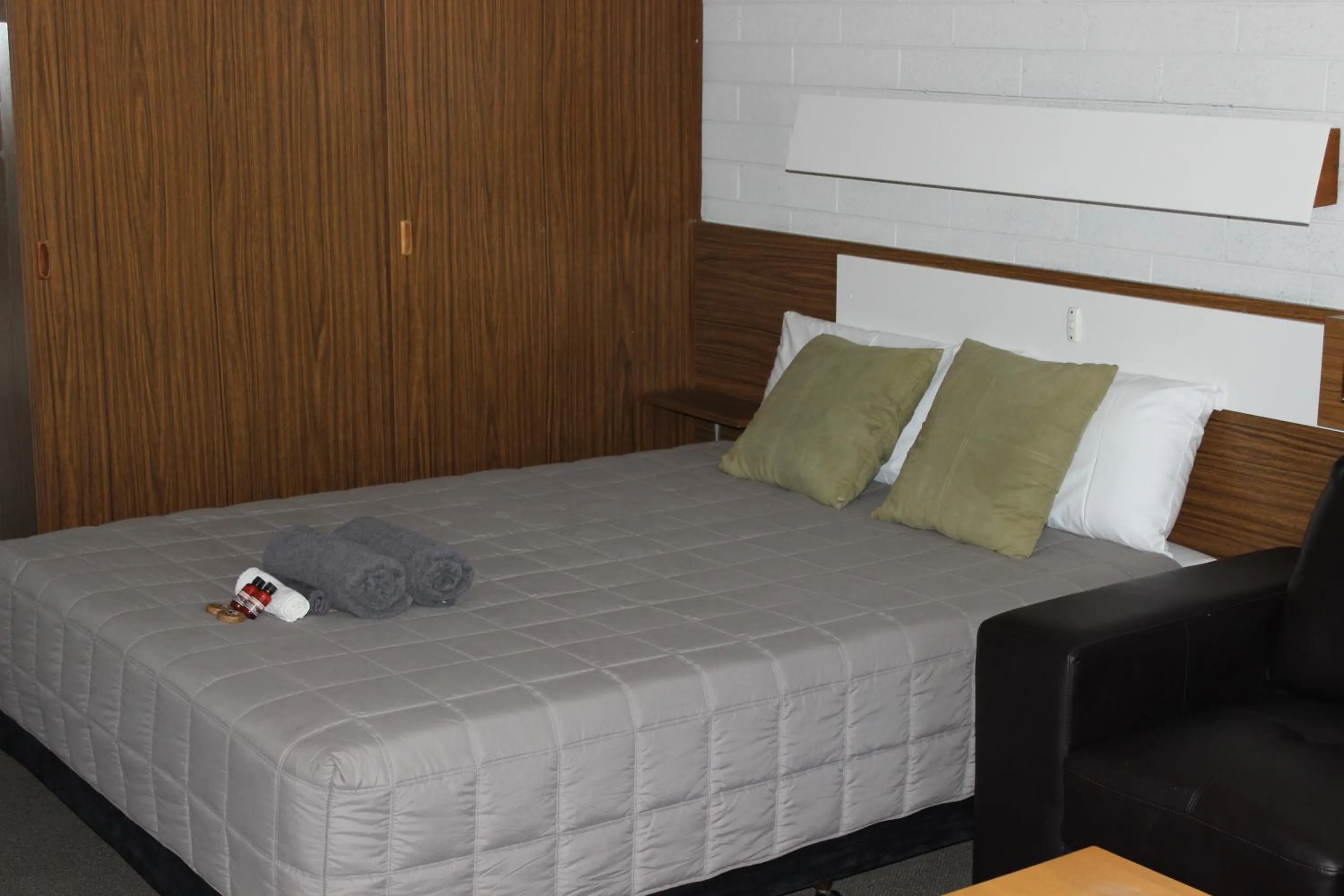 Bed in Thomas Lodge Motel