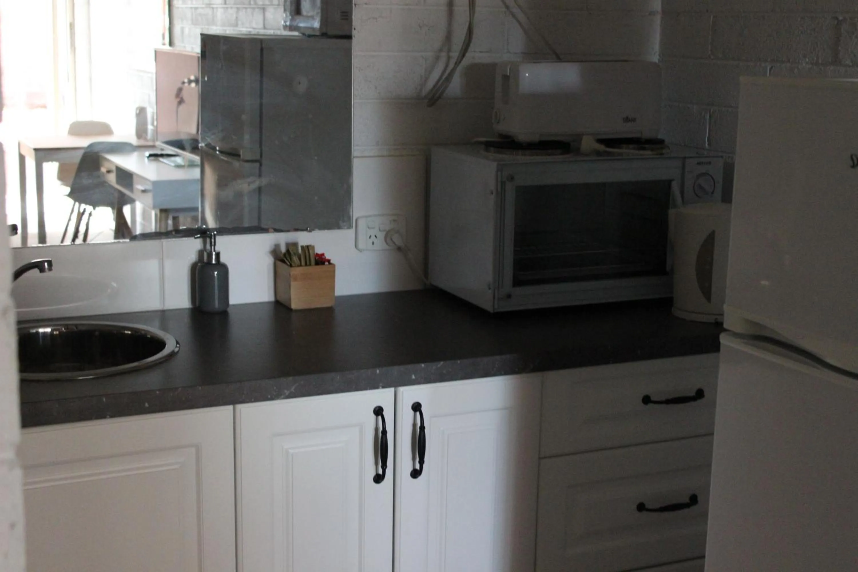 Kitchen or kitchenette in Thomas Lodge Motel