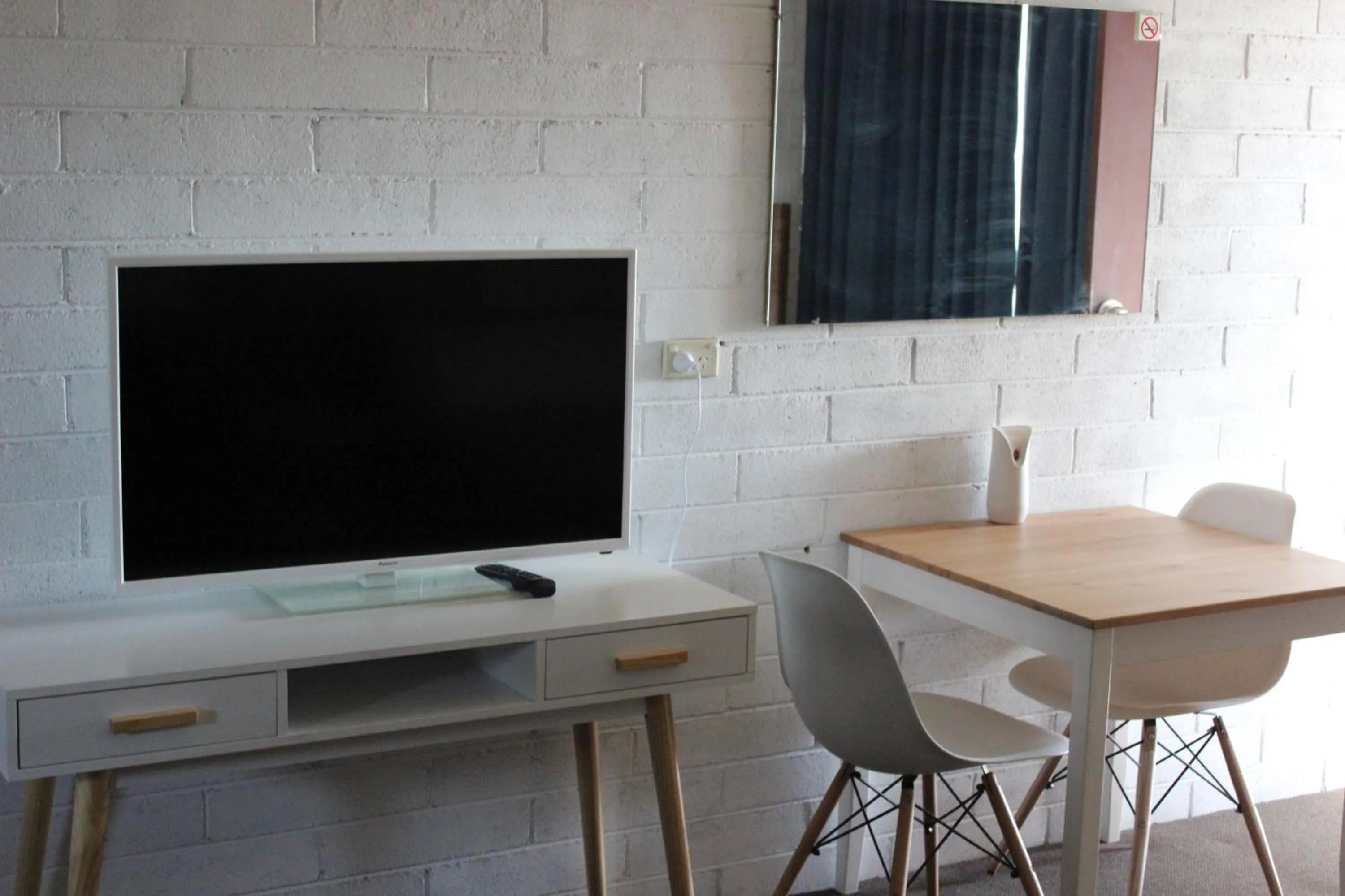 Seating area in Thomas Lodge Motel