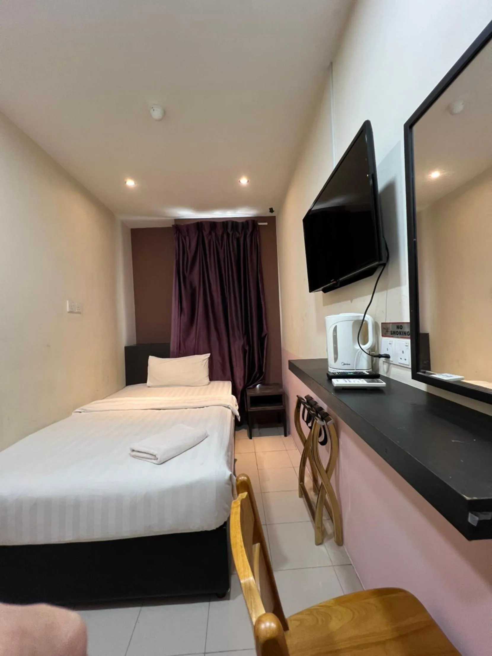 Communal lounge/ TV room, Bed in Hotel Miju