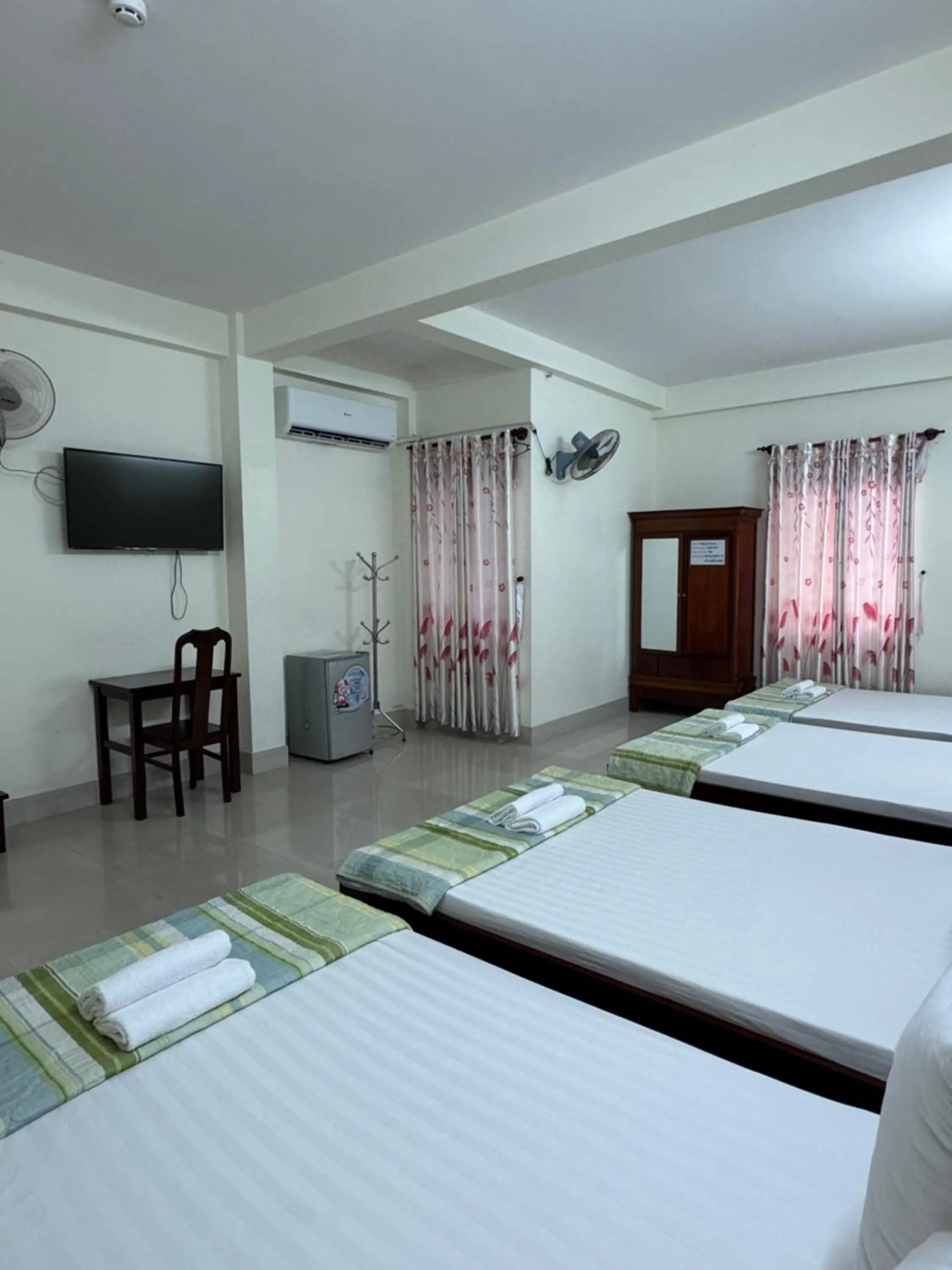 Photo of the whole room, Bed in Thinh Khang Hotel Vung Tau