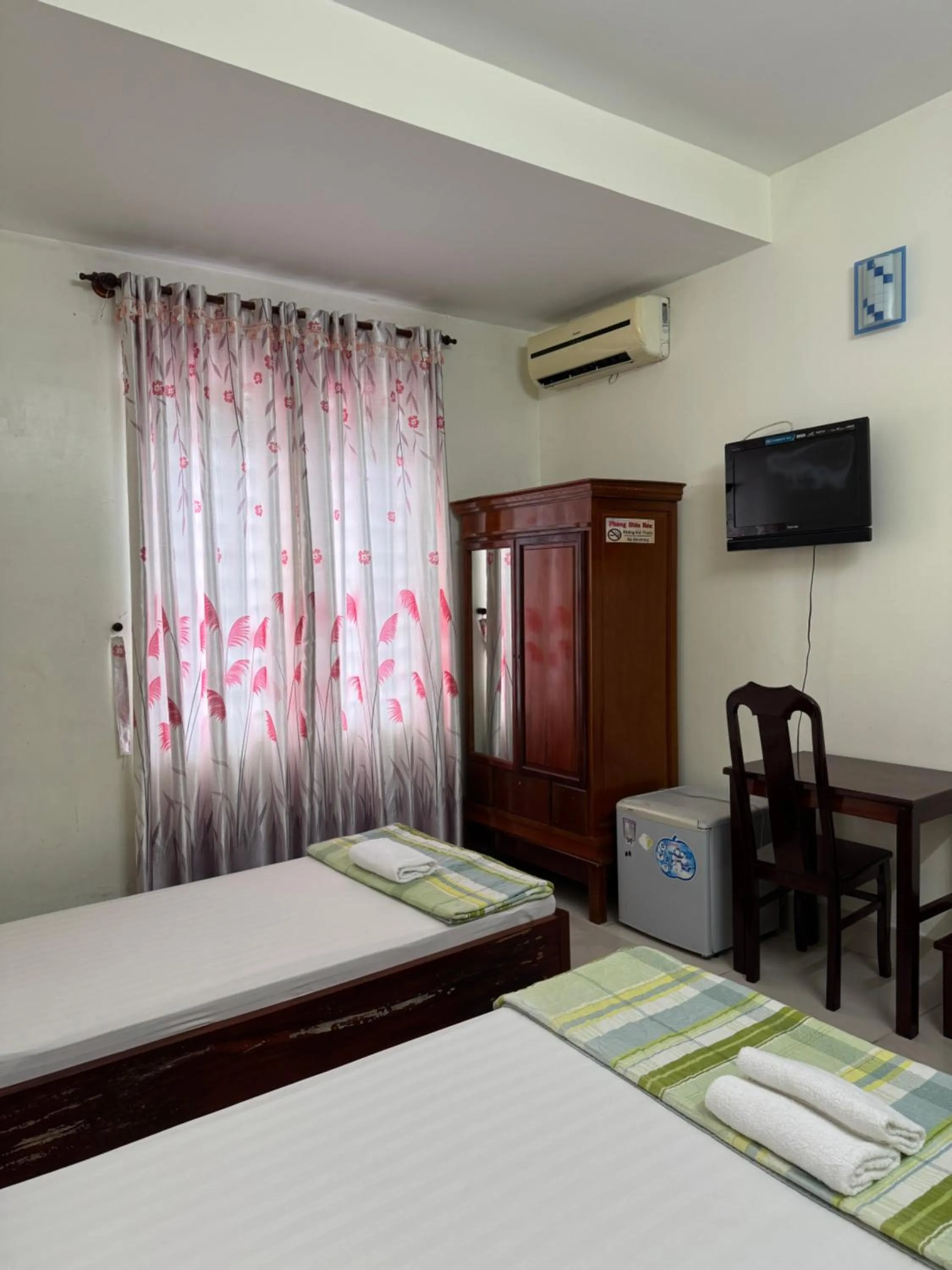 Photo of the whole room, Bed in Thinh Khang Hotel Vung Tau