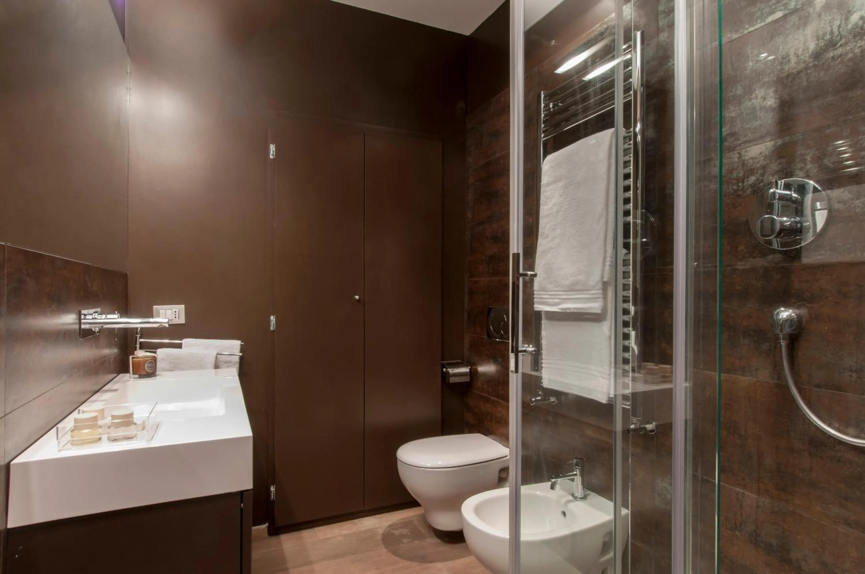 Shower in Fifty Eight Suite Milan Center