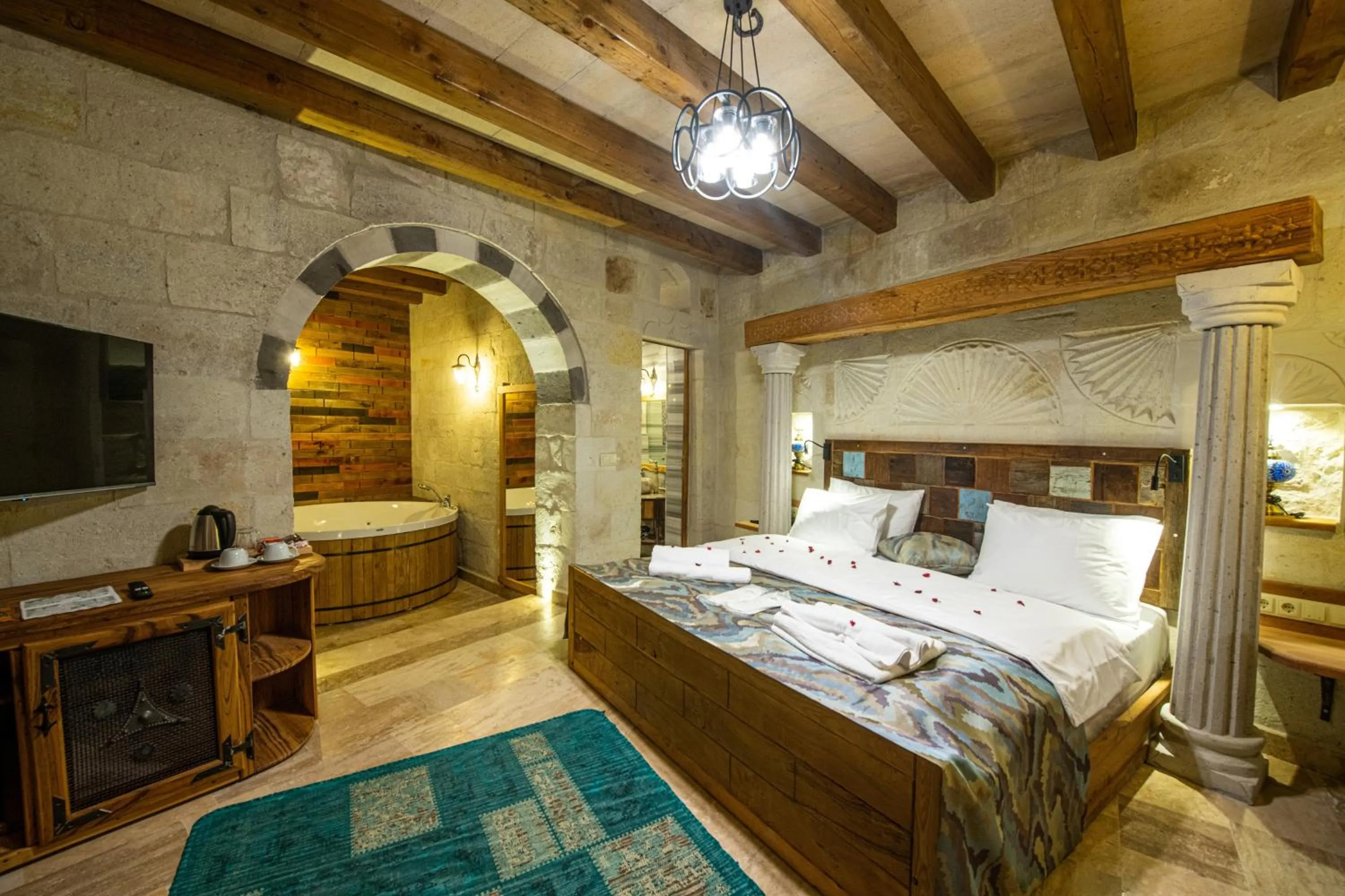 Bedroom, Bed in Charming Cave Hotel