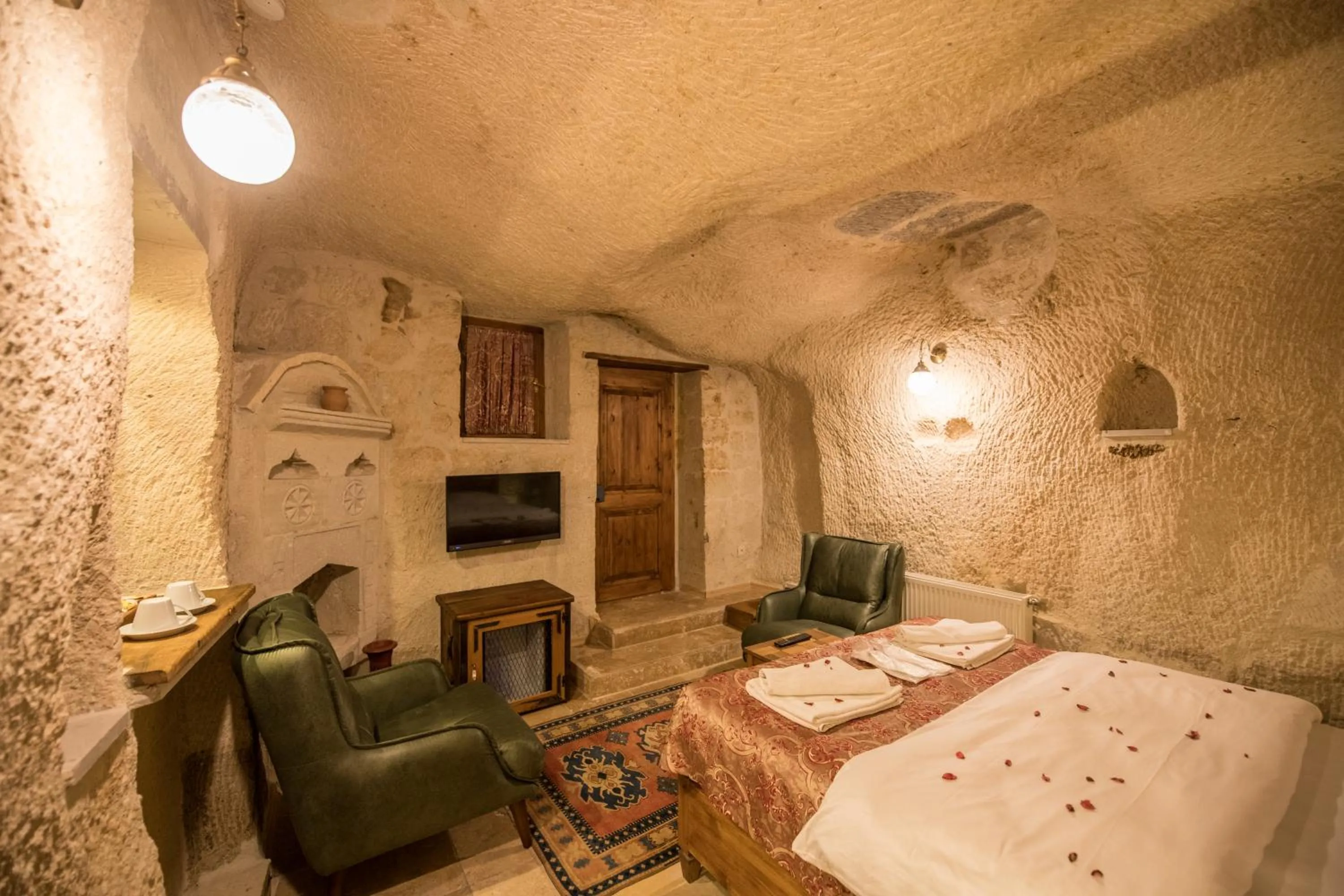Photo of the whole room, Bed in Charming Cave Hotel