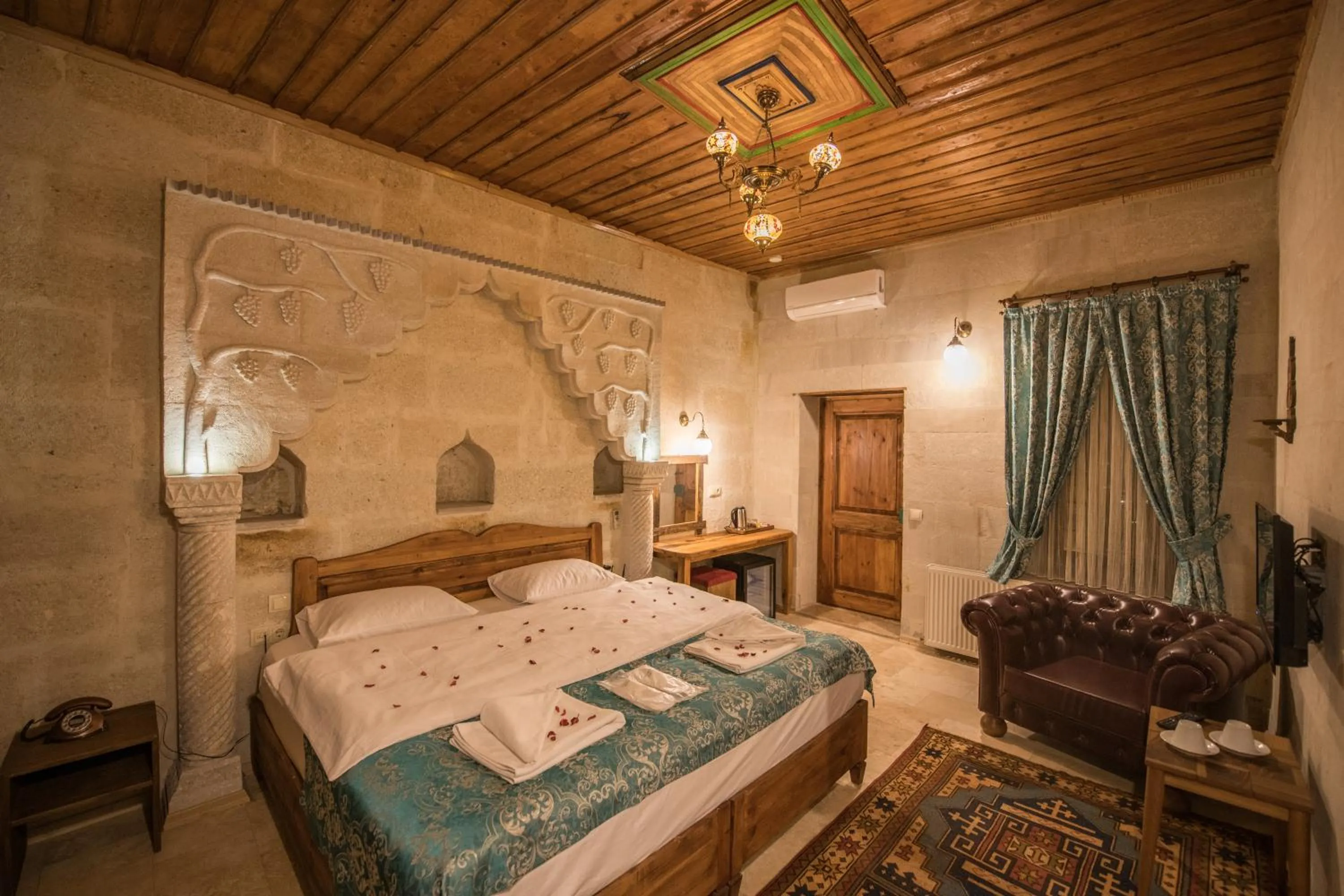 Photo of the whole room, Bed in Charming Cave Hotel