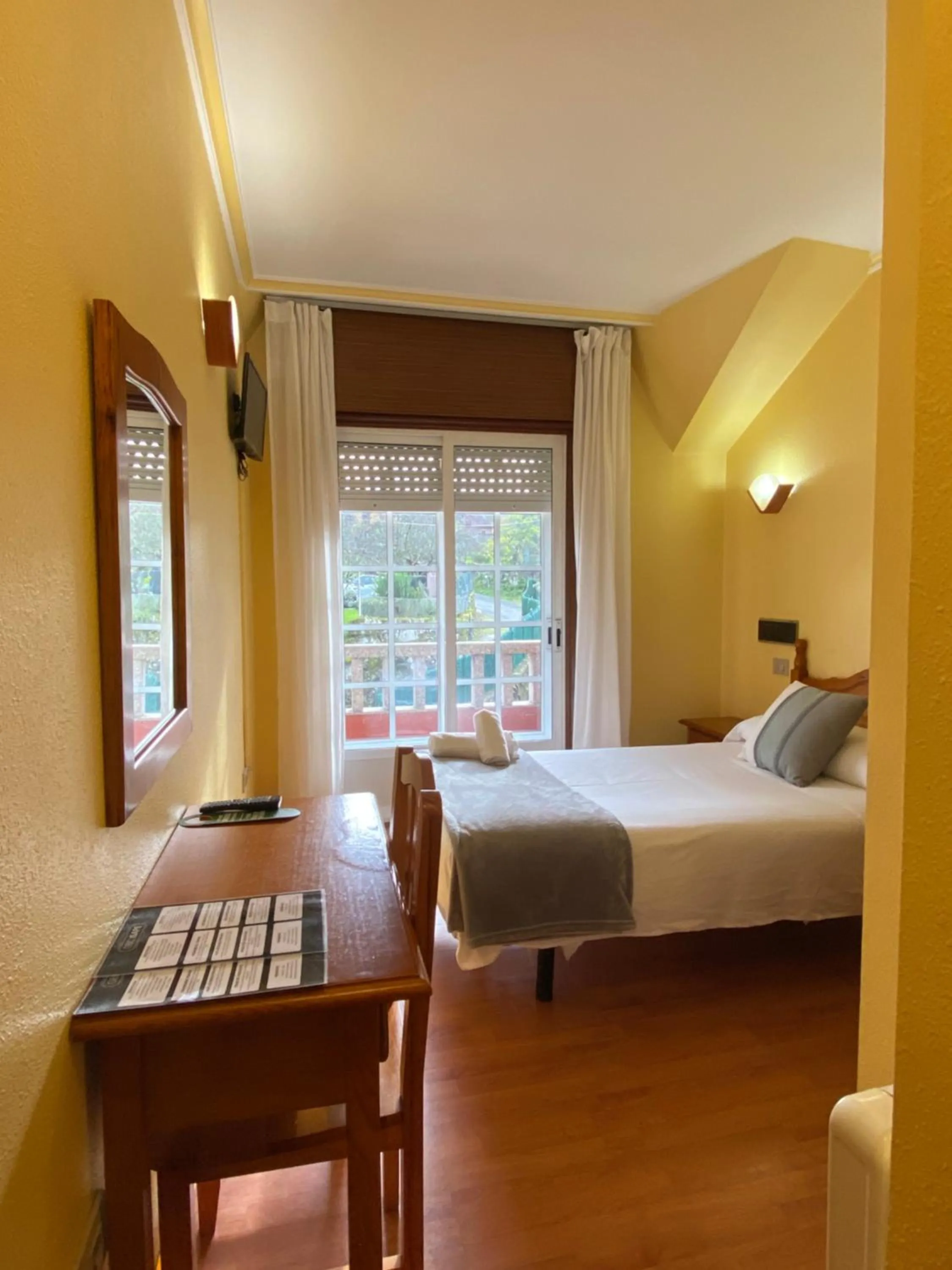 Photo of the whole room, Bed in Hotel Restaurante Isape GBC