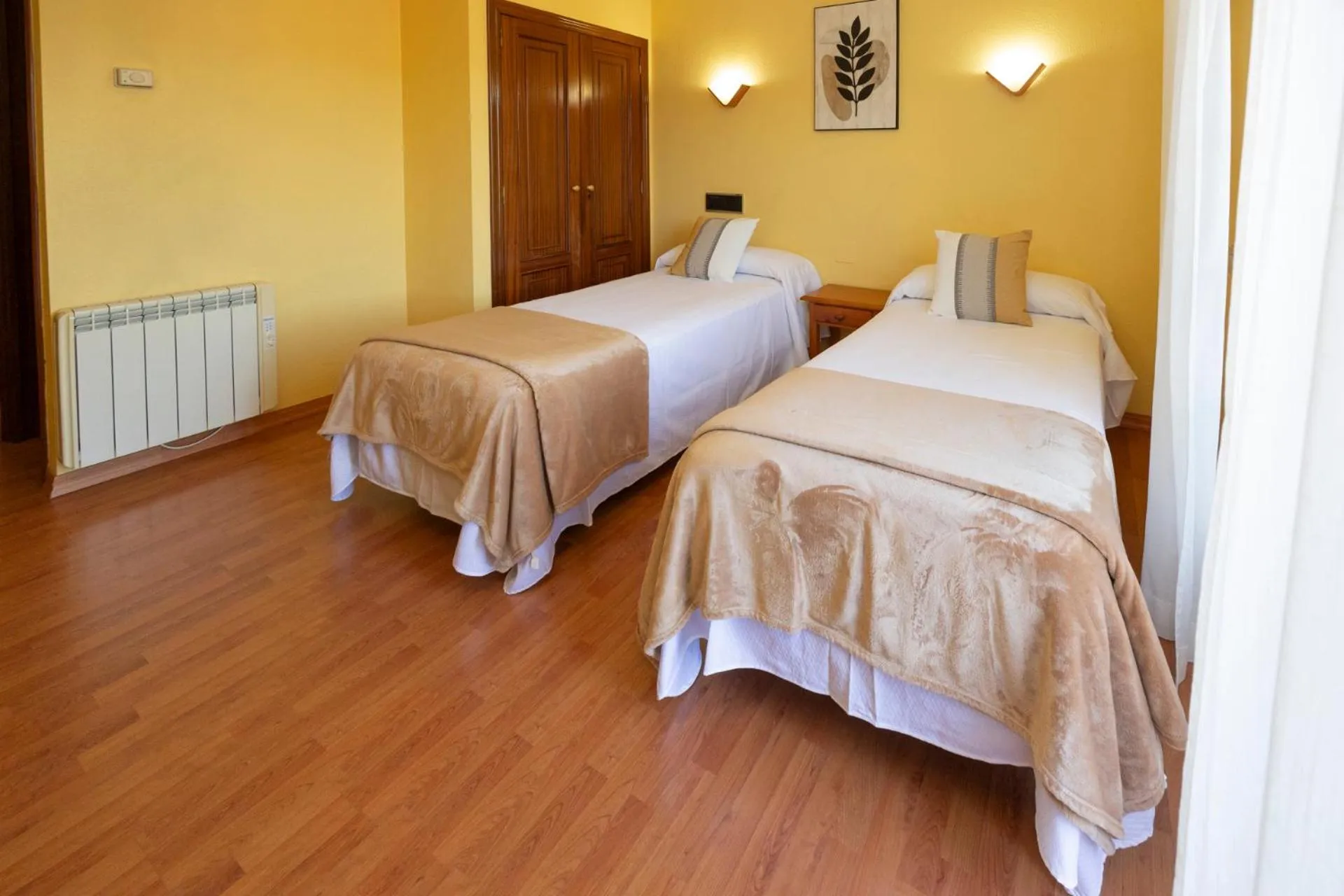 Bedroom, Bed in Hotel Restaurante Isape GBC