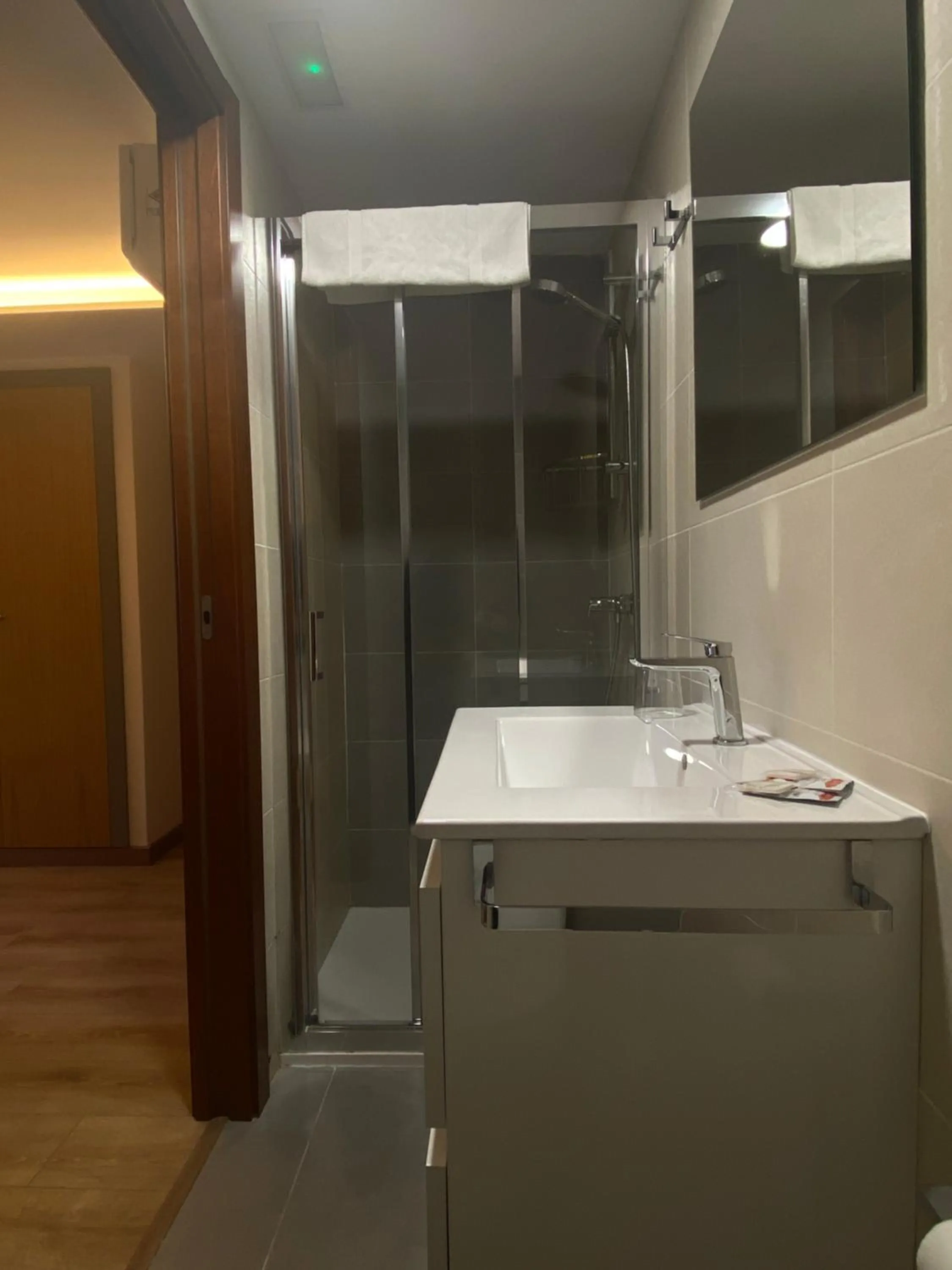 Shower in Hotel Restaurante Isape GBC