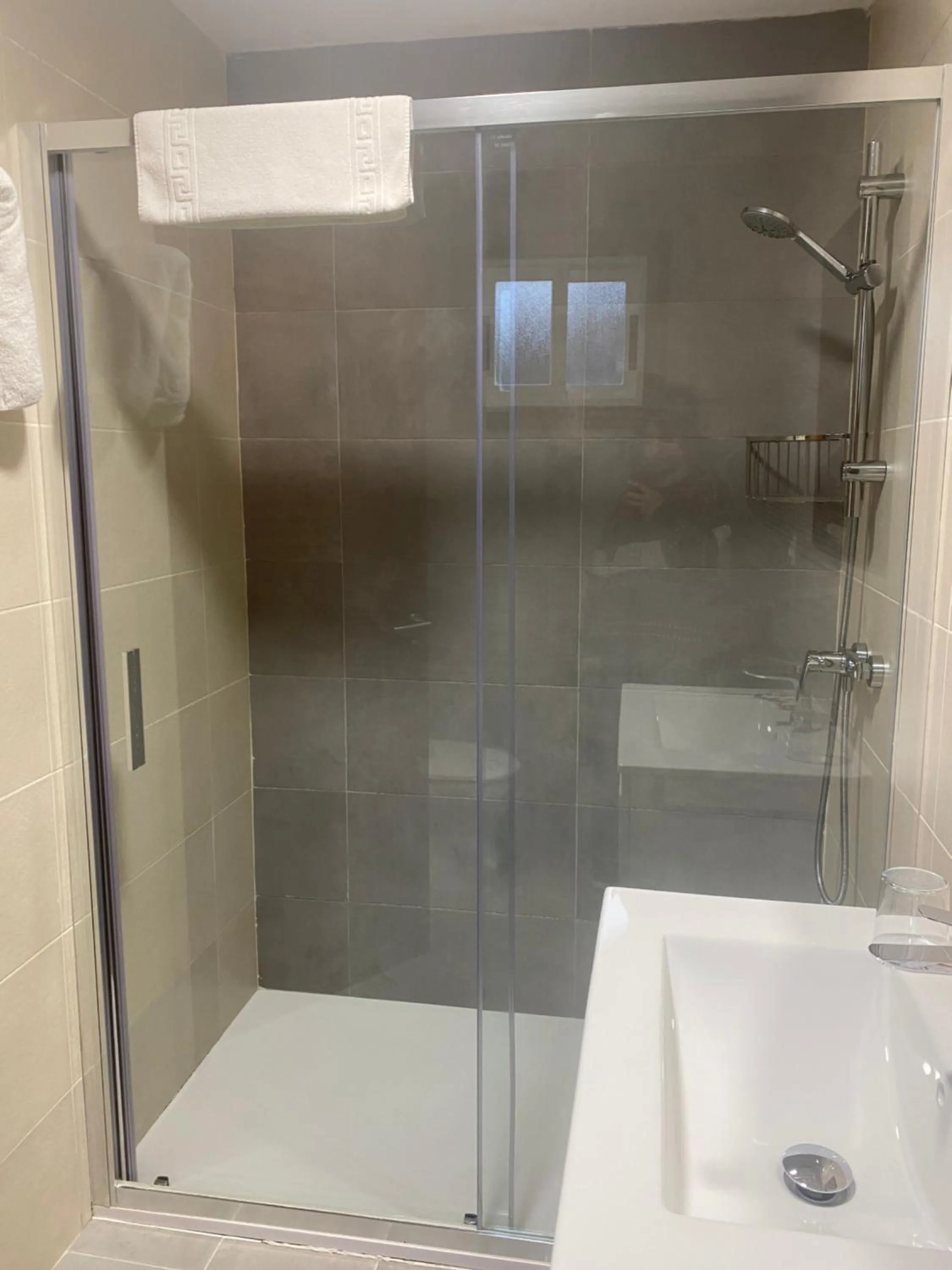 Shower in Hotel Restaurante Isape GBC